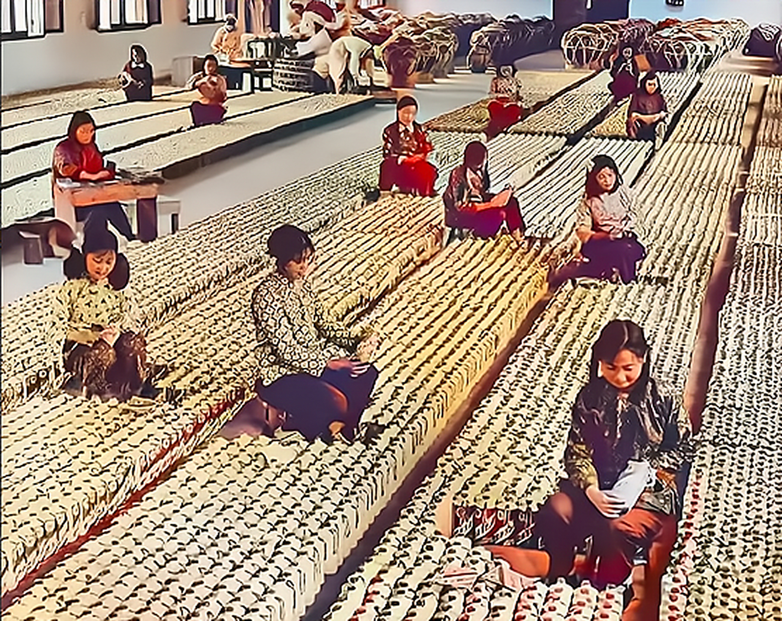 上世纪50年代,茅台酒厂车间内,几名工厂的工人仍在为酒瓶贴标签式.