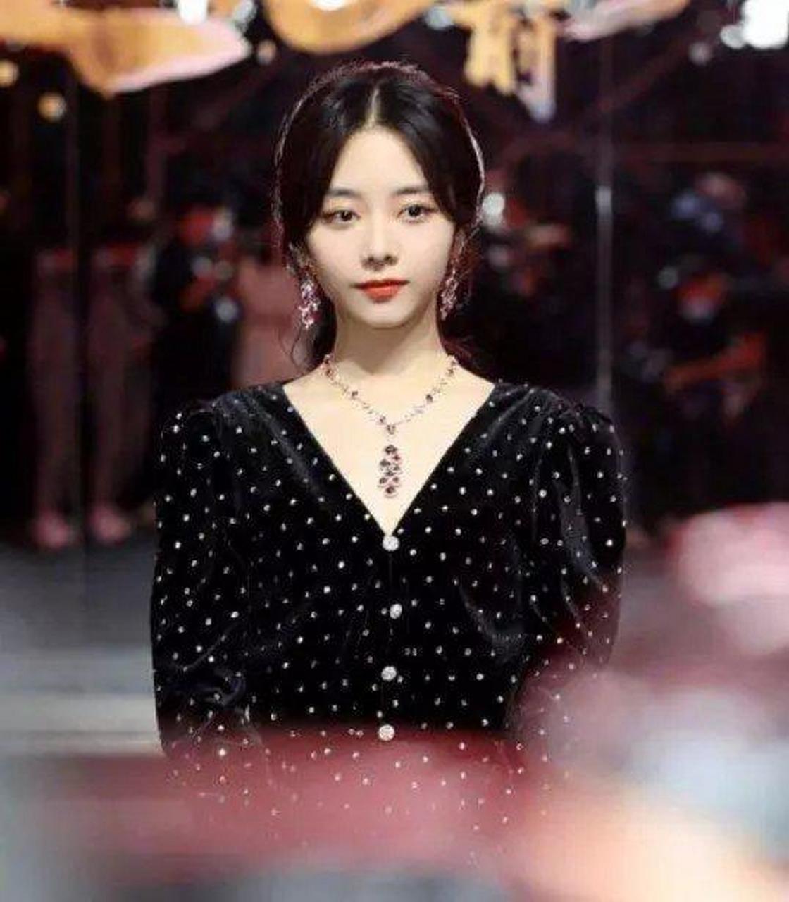谭松韵一袭黑色镶钻丝绒连衣裙亮相,端庄稳重,高贵典雅,太贵气了吧.