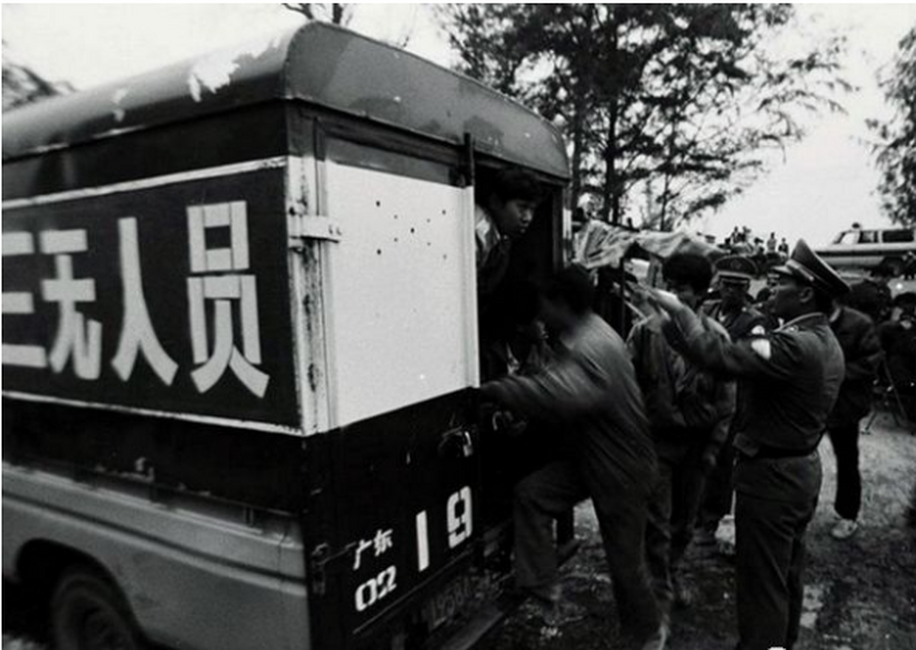 1992年,深圳,执法人员在清查"三无人员,当时执法人员经常会到大街上