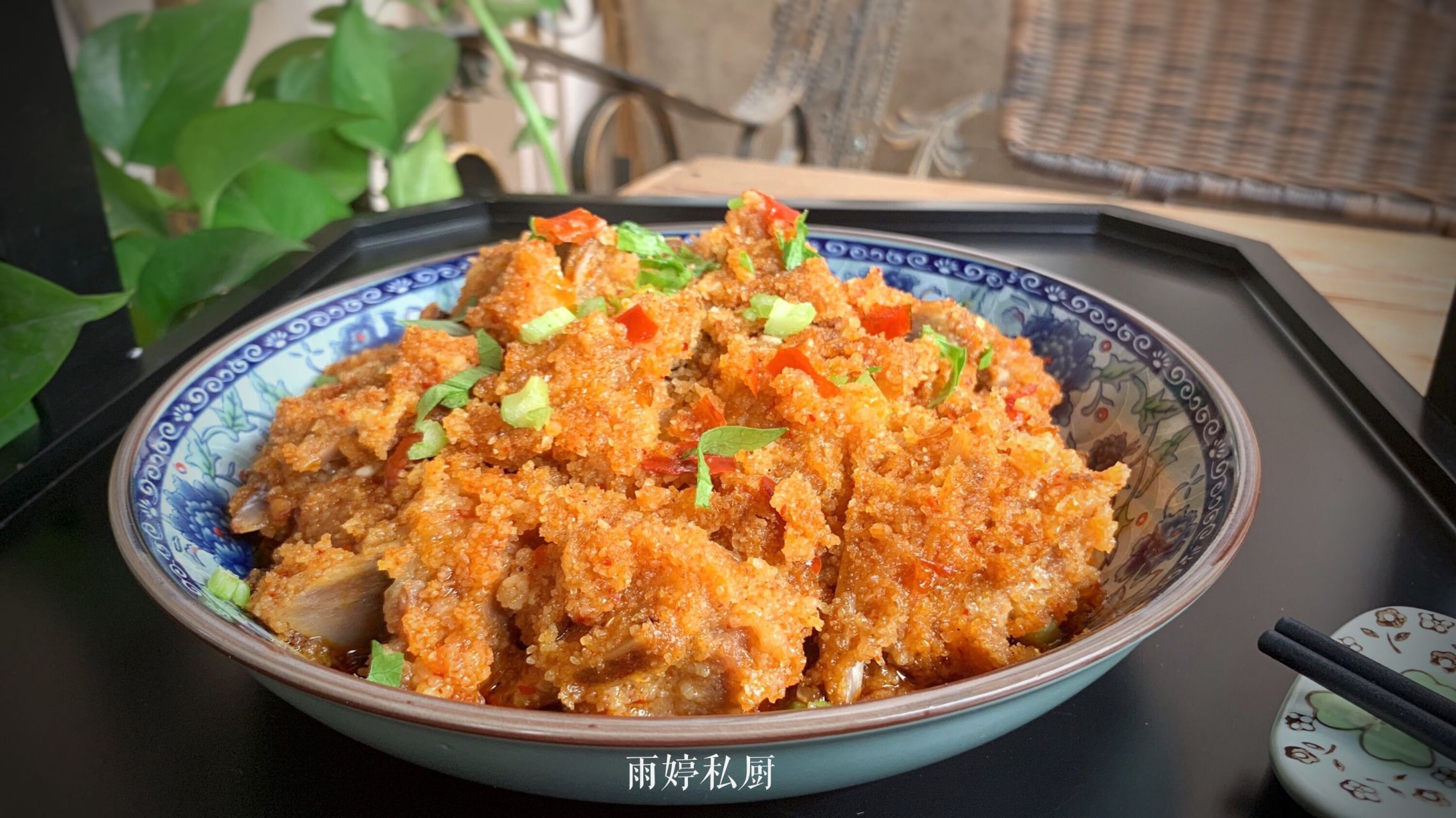 川菜:粉蒸排骨 准备食材:排骨2根,郫县豆瓣酱1汤匙,生姜1块,植物油