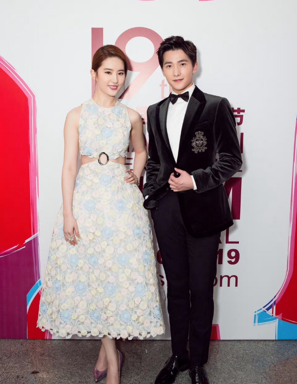 杨洋和刘亦菲合照2015年vs2023年 怎么会这么多年都没有变化.