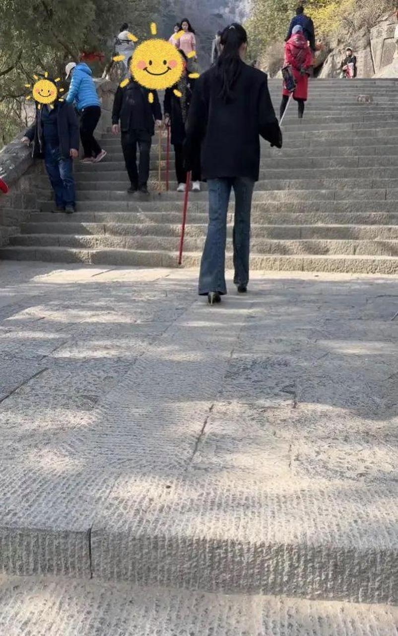 穿高跟鞋爬山,可以肯定的是这是铁打的脚