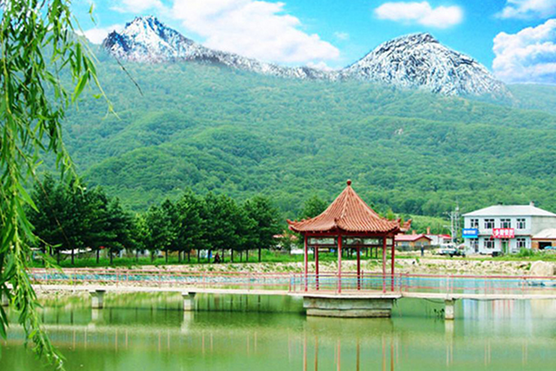 哈尔滨十大爬山好去处排行榜:   1,黑龙江帽儿山国家森林公园  2