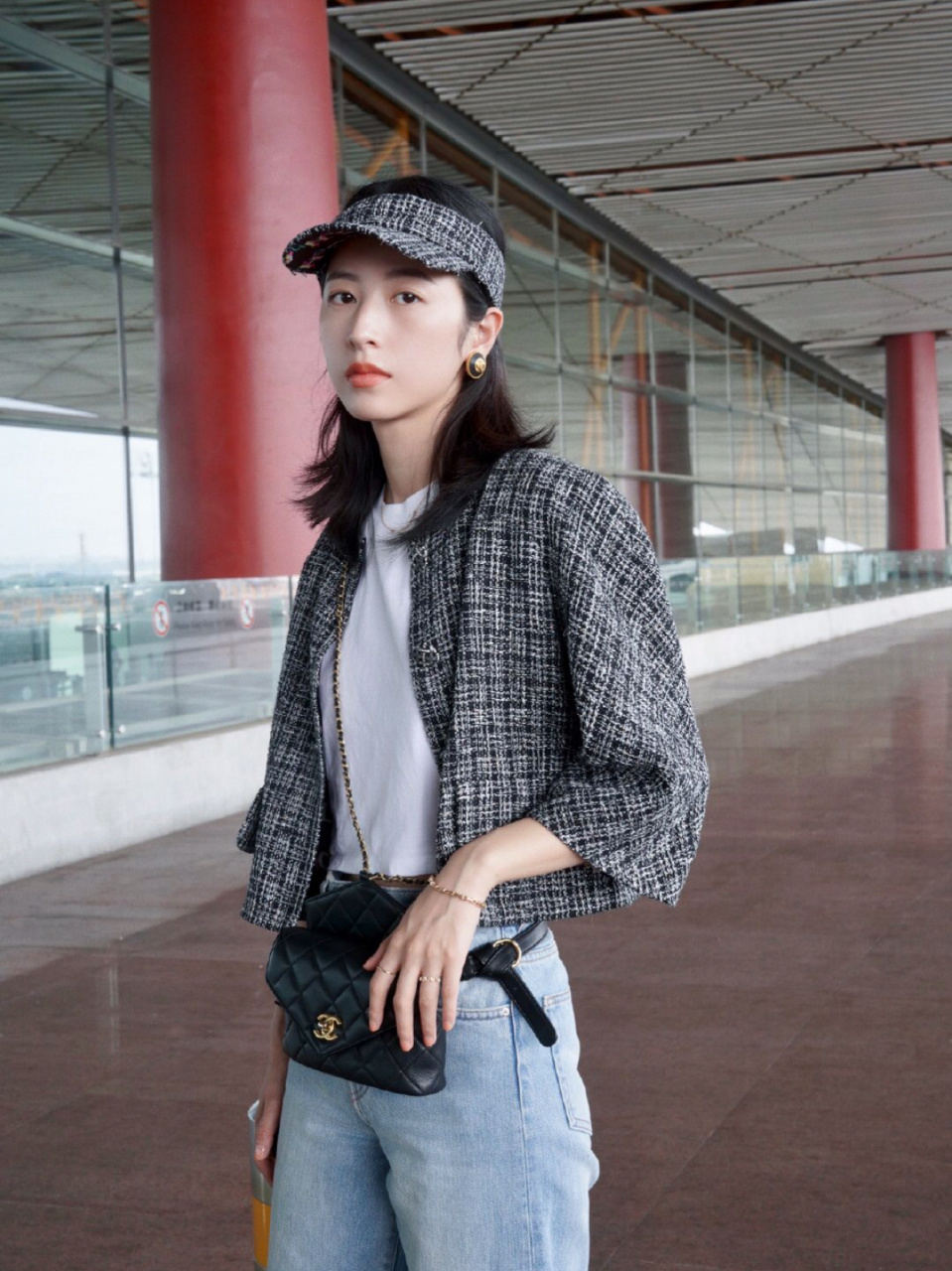 周雨彤机场 显高穿搭分享 周雨彤机场私服 斜纹软呢短外套搭配白t恤