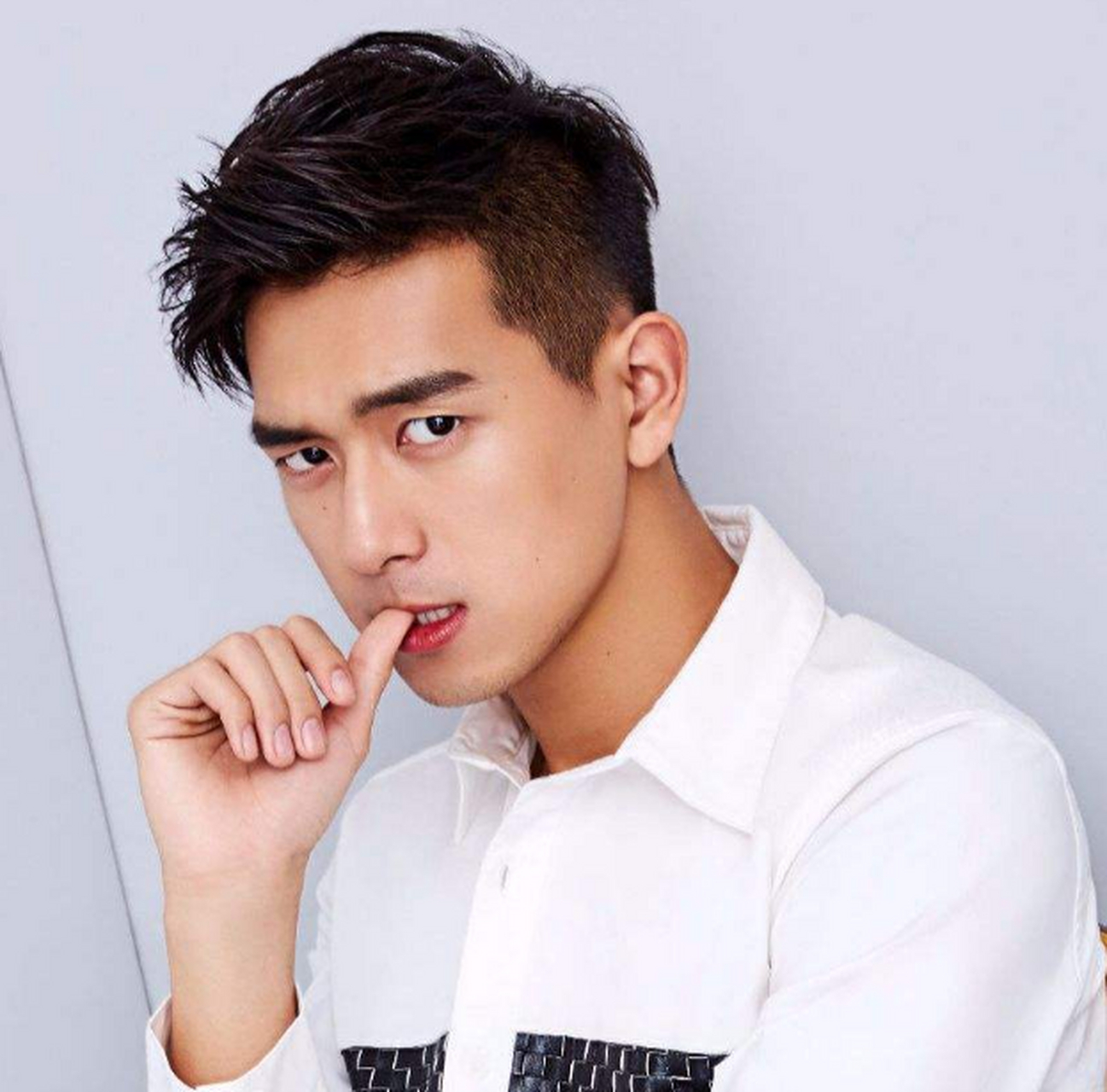 "李现"只是他的艺名,当网友看到他的真名后,有人说:"要是不改名,他早