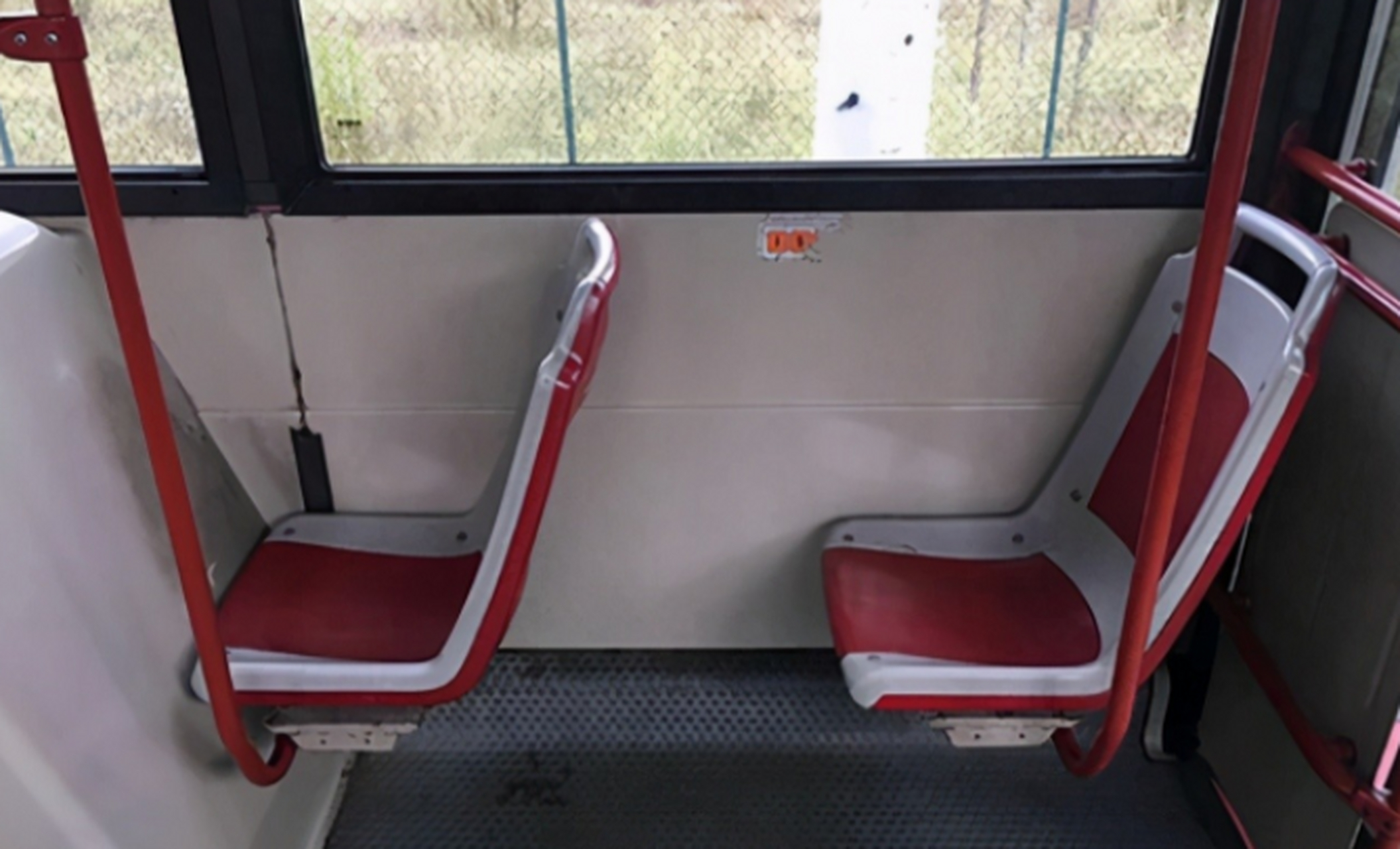 在思考这个公交车上的座位是为哪一类人所准备的?#百家号星火计划