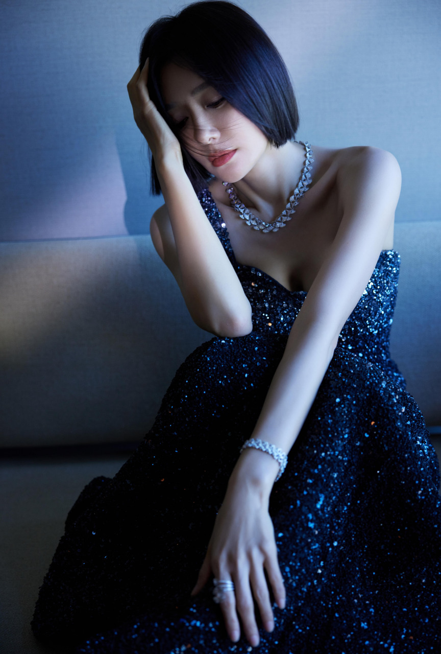 秦岚!单肩镶钻低胸礼服,太香艳了!#秦岚时尚cosmo