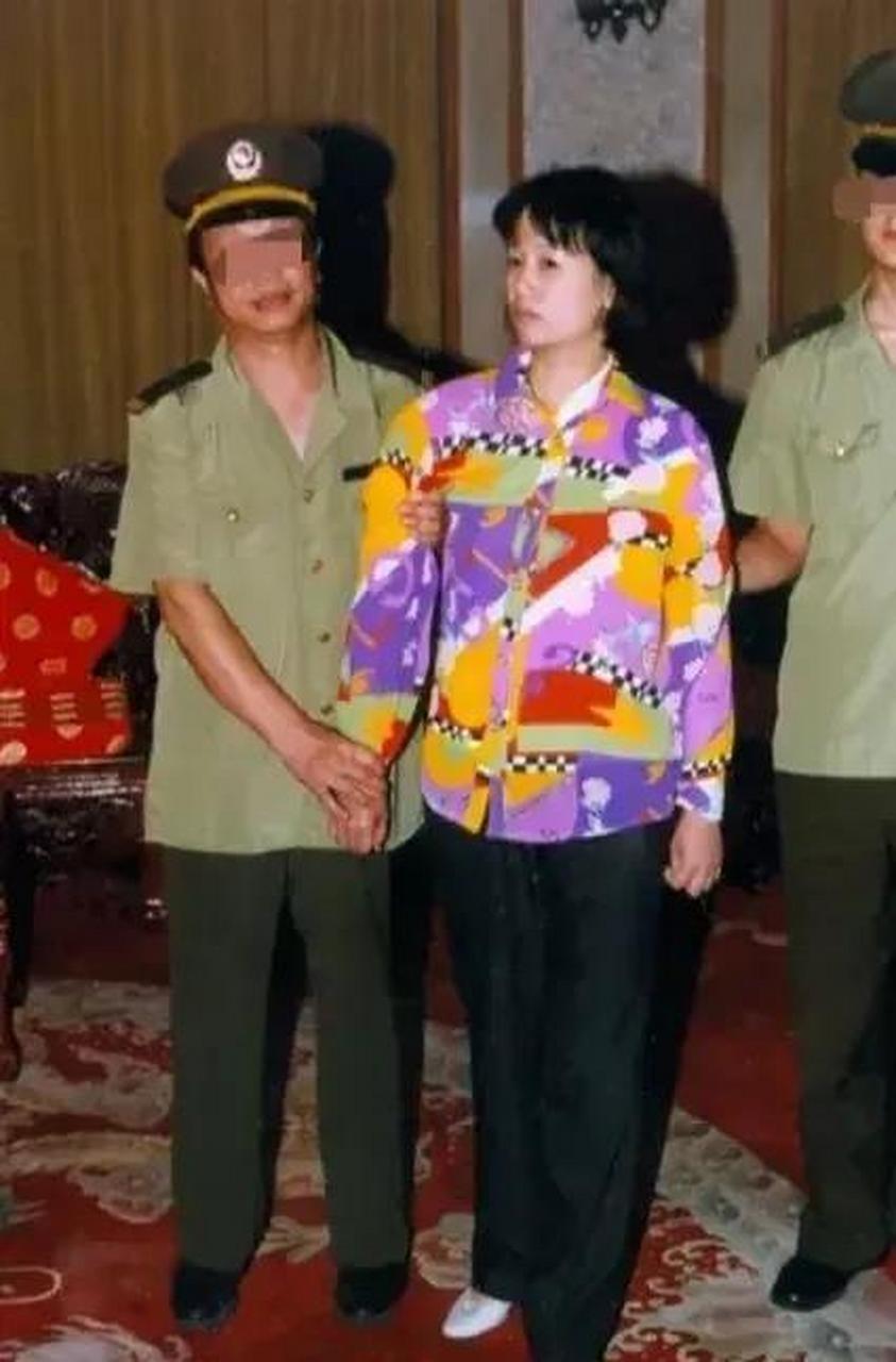 2001年,年轻的刘艺霞因贪污巨额公款被依法判处死刑.