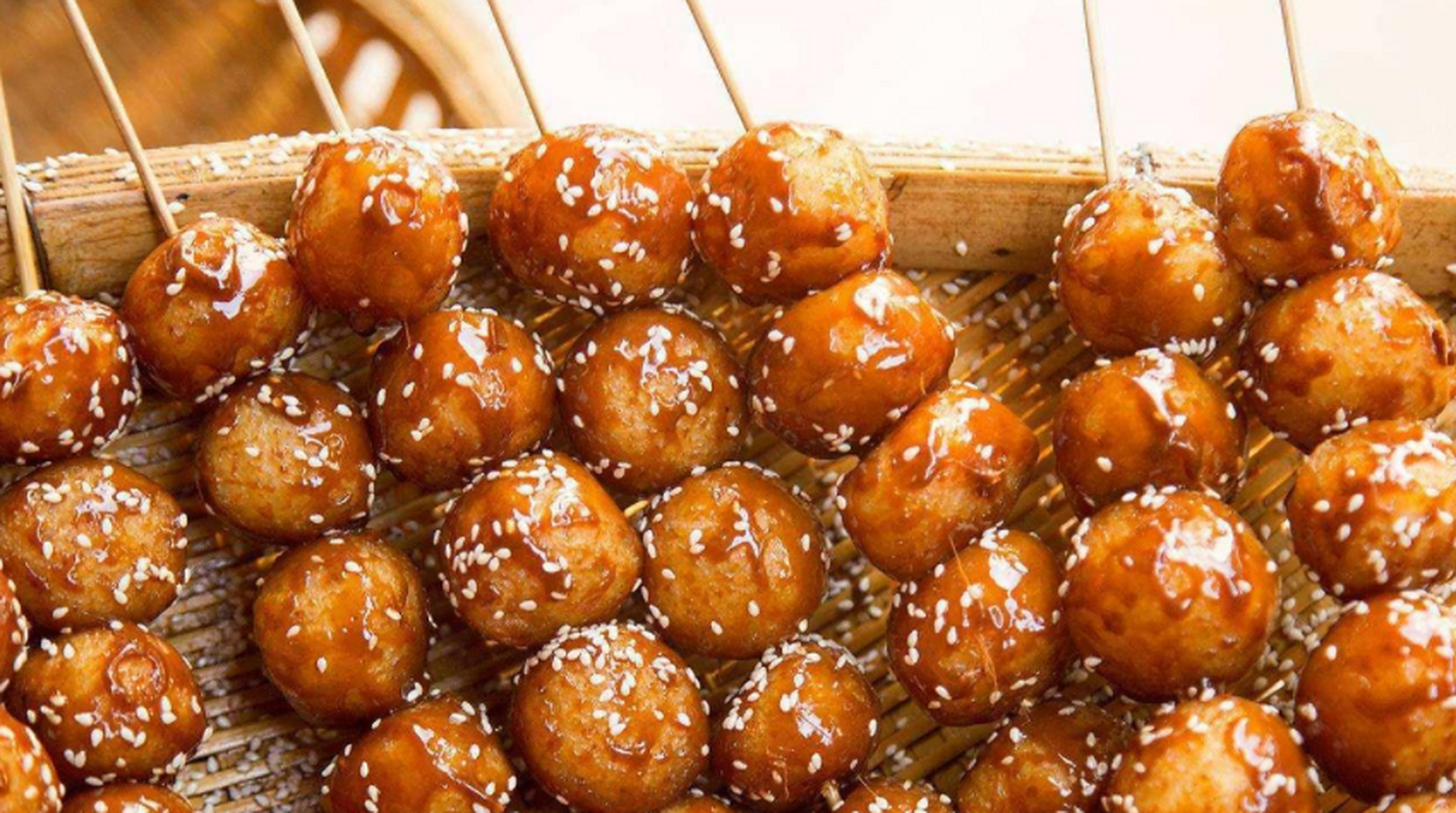 重逢巴蜀# 四川成都糖油果子,作为一道传统的糕点,源自于古老的川菜