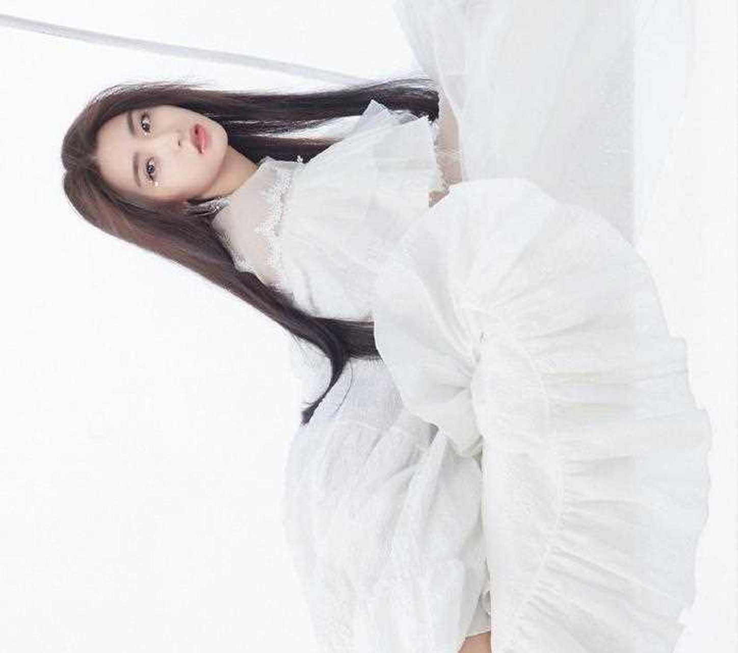 金子涵白色长裙甜美壁纸组图美照欣赏