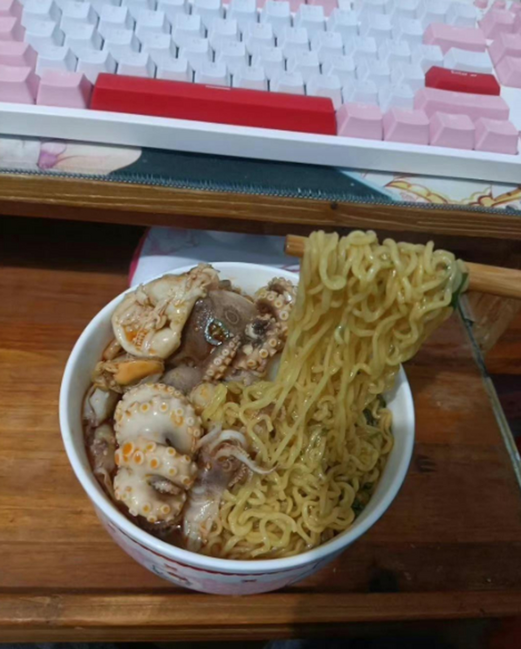今天中午就简单吃点海鲜泡面吧[偷笑]