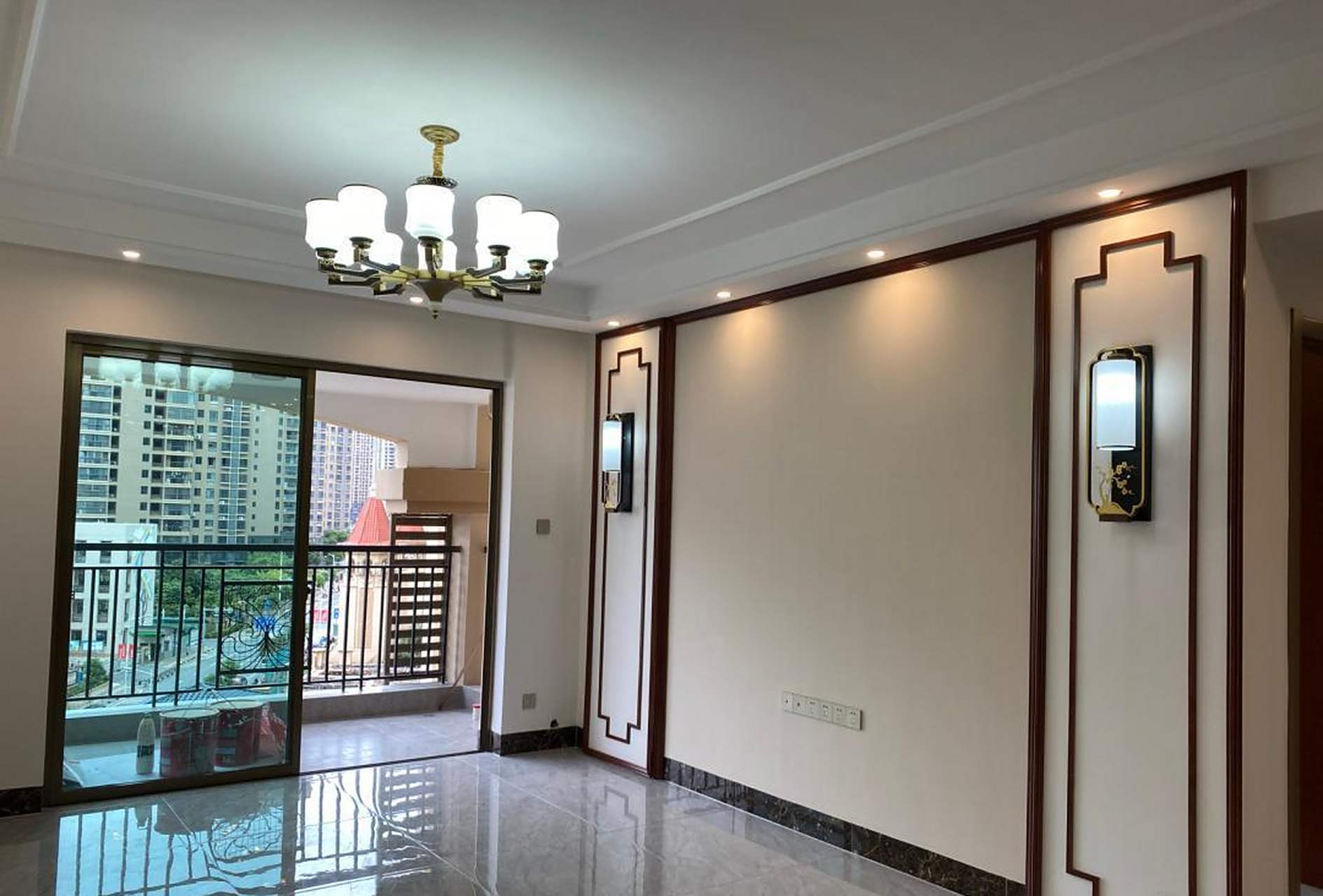 新中式的客厅电视背景墙,很有线条感,而且视觉上也很大气,一家人都