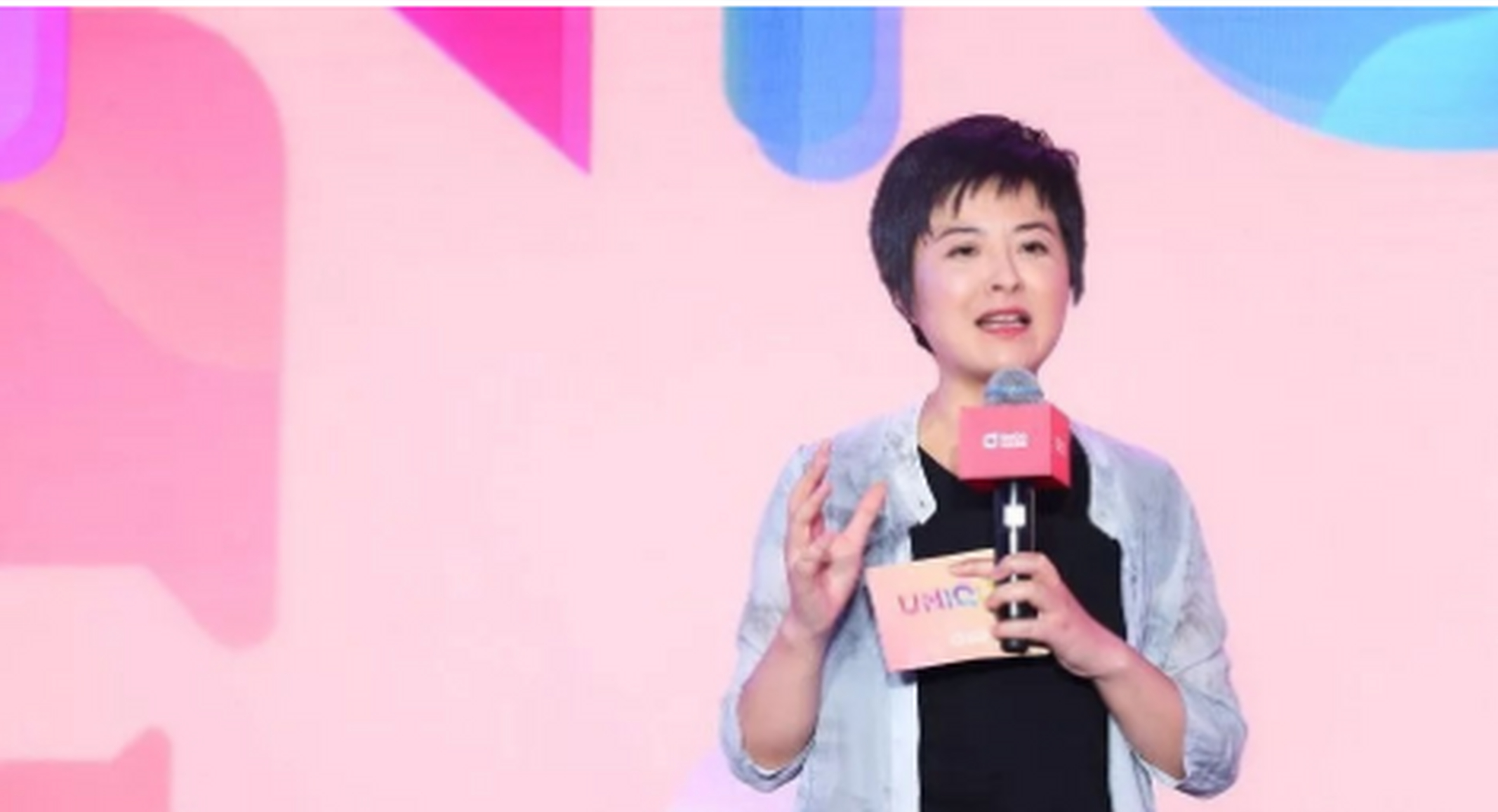 2002年,央视著名主持人张泉灵在阿富汗多日不洗澡,身上散发着一股酸味