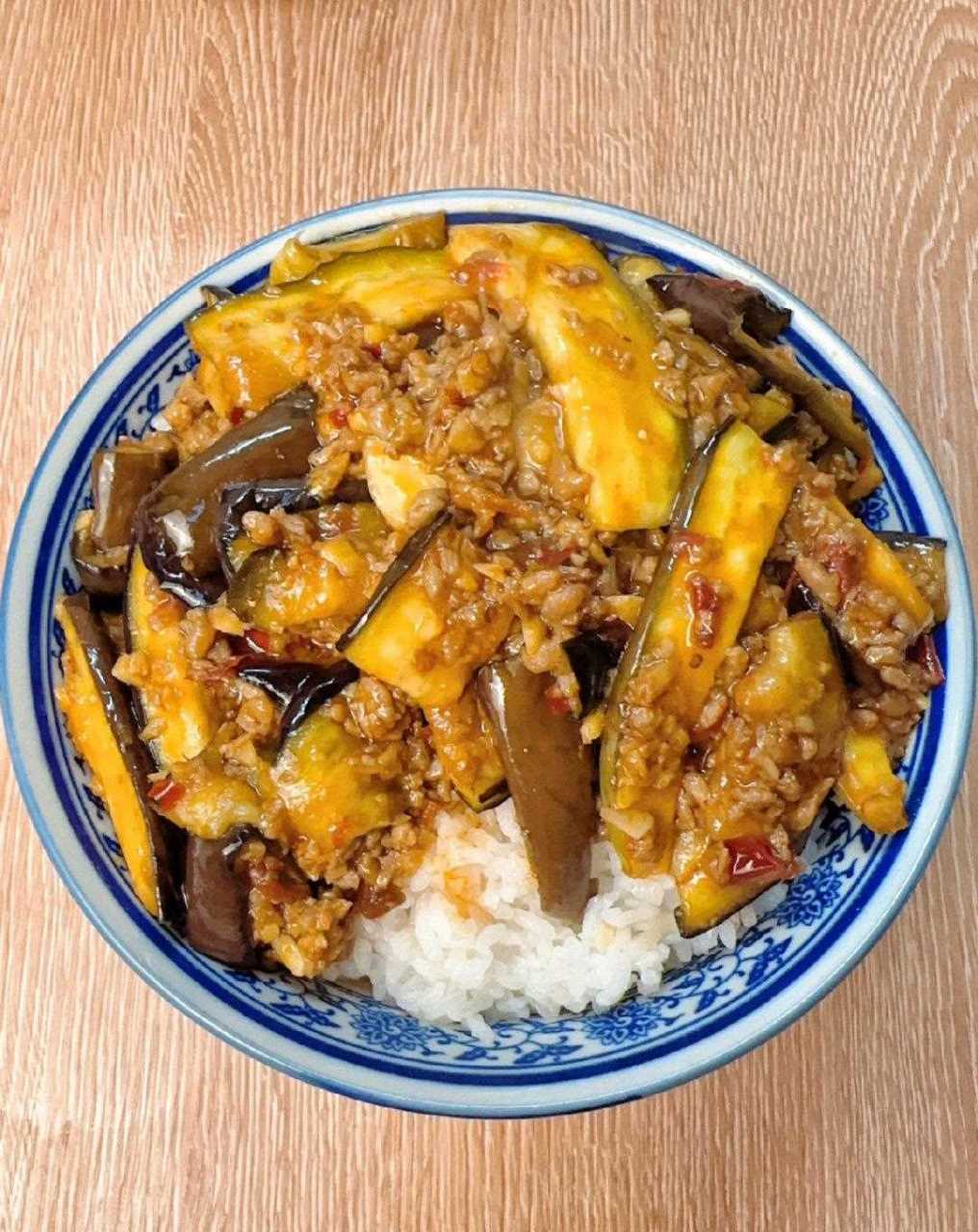 干了一大碗饭哈哈哈哈[哟] 食材:茄子,肉沫,蒜,姜 1,肉沫,姜沫,1勺
