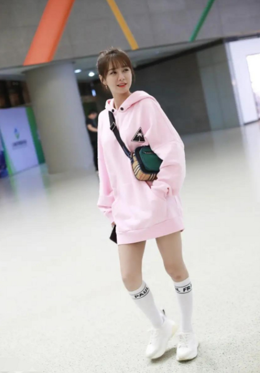 沈梦辰穿粉色卫衣配高筒袜还是那么青春靓丽,少女风采十足!
