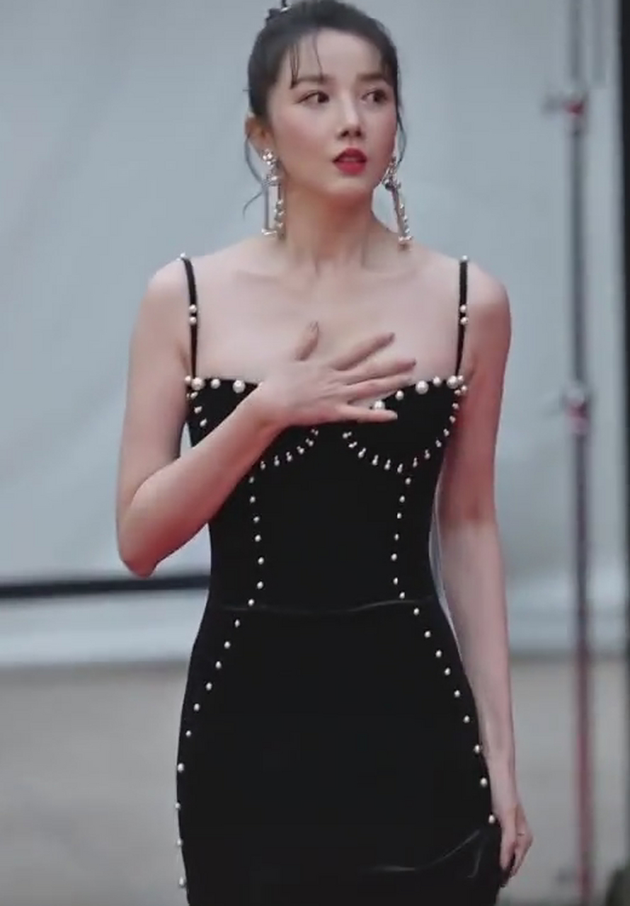 陈小纭真有料,穿吊带裙故意用手挡胸口,成功带火了"防备手"!