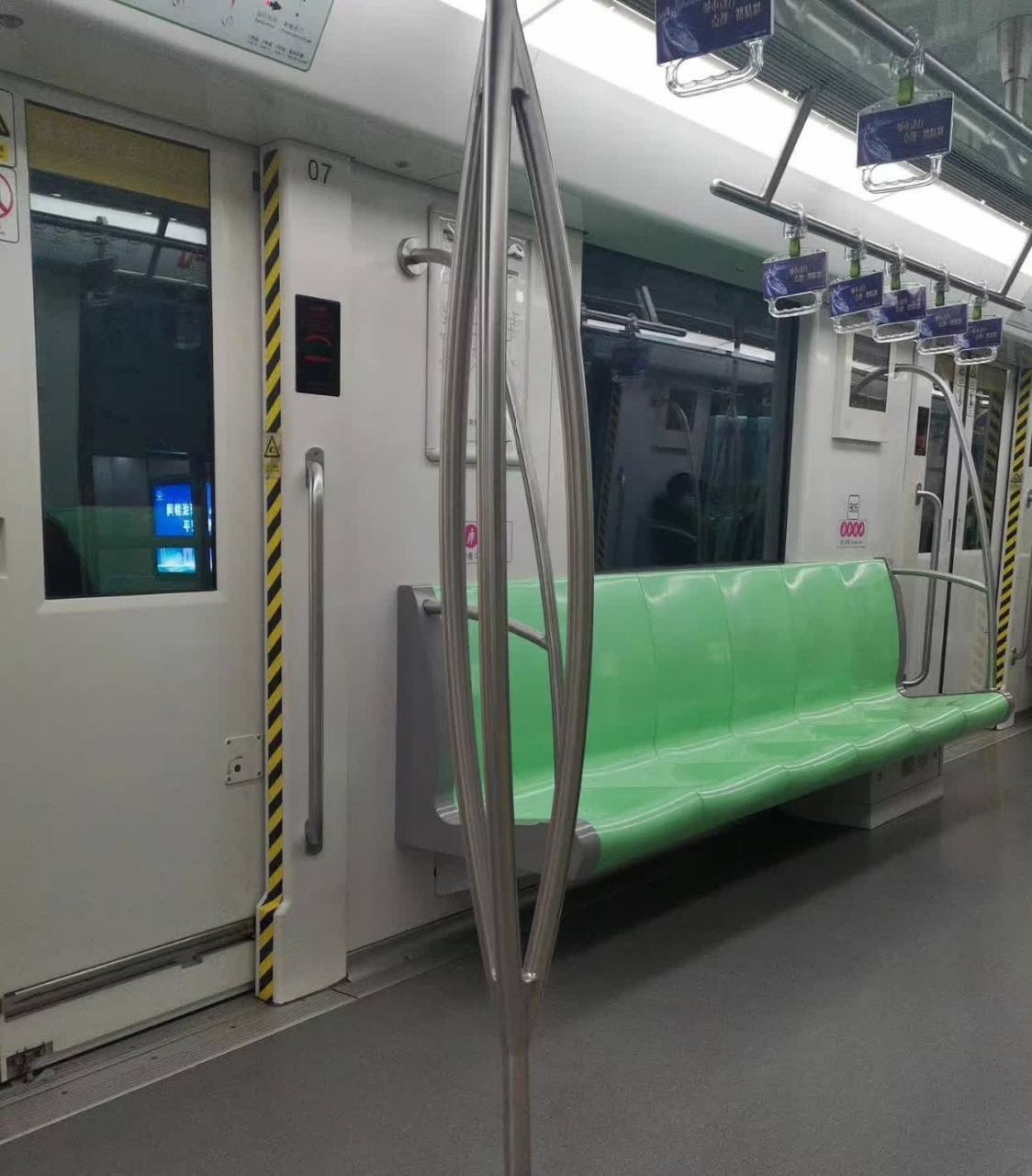 你觉得地铁的扶手设计怎么样?[大笑]