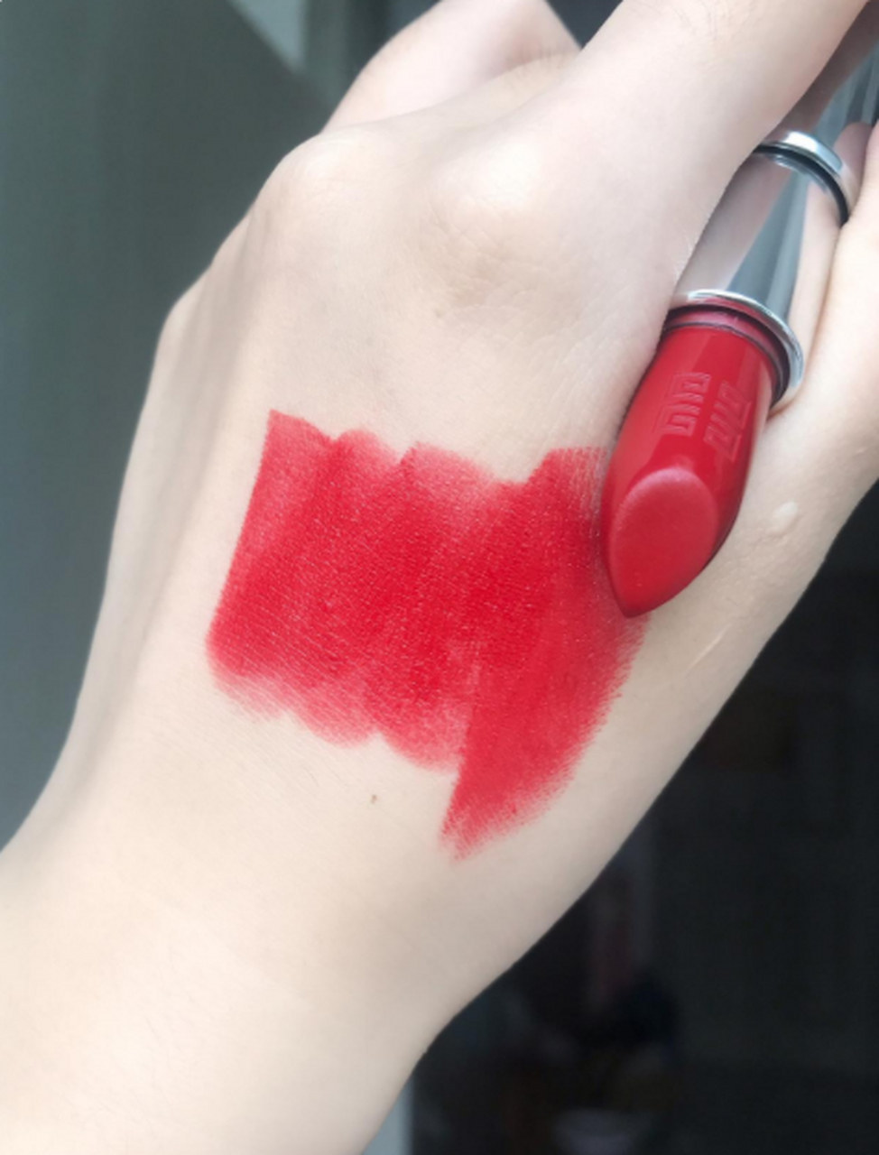 纪梵希#n333一只明艳感很足的略微棕调正红色,还是熟悉且高级的小