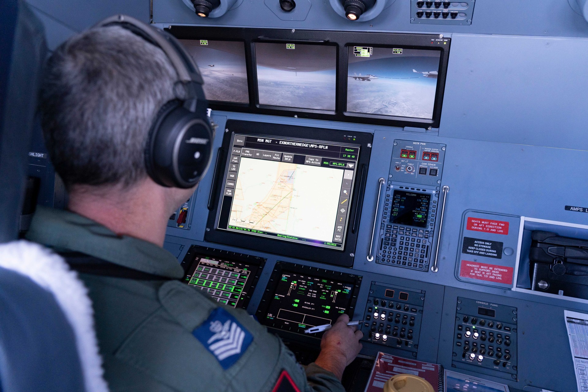 外军a330 mrtt空中加油机和kc-30a空中加油机加油操纵舱的照片,a330