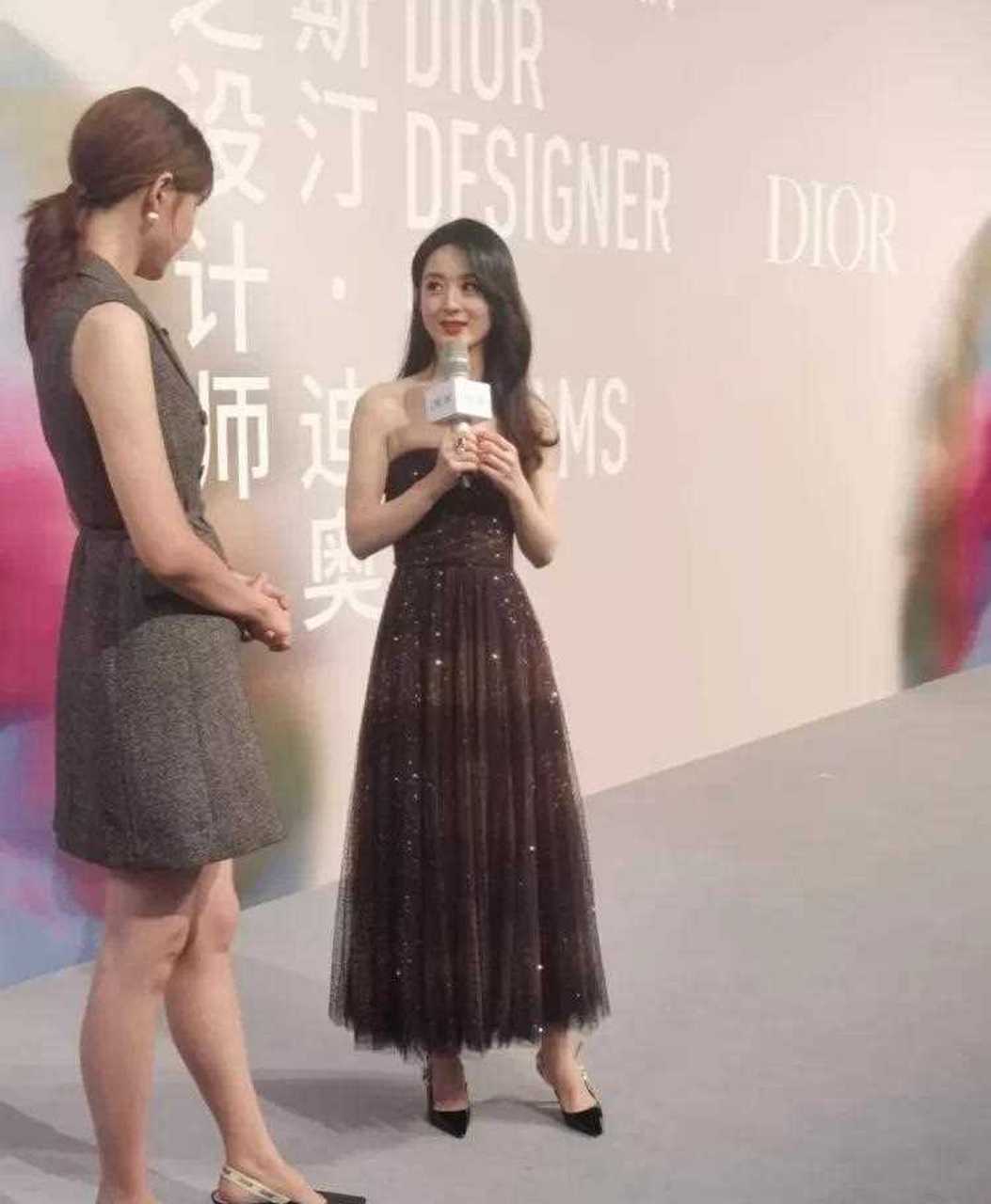 李艾和赵丽颖同框合影,与身高1米77的主持人李艾站一起,显得边上可爱