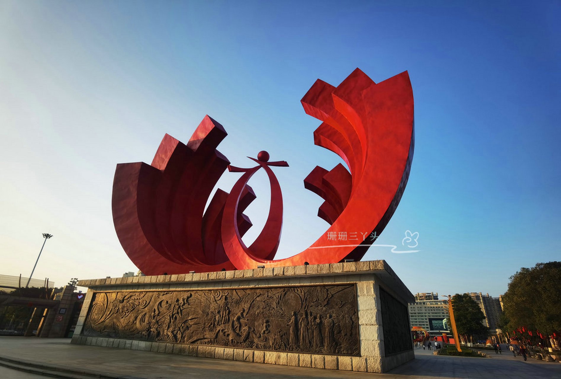 珊珊三丫头在清远游玩,在清远的凤城文化广场,遇见一座非常巨大的雕塑