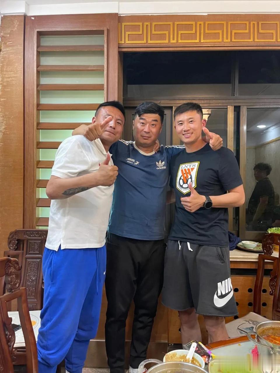 白酒1斤,啤酒1箱周海滨,白酒1斤半,啤酒随便灌汪强:我喝酒看心情韩鹏