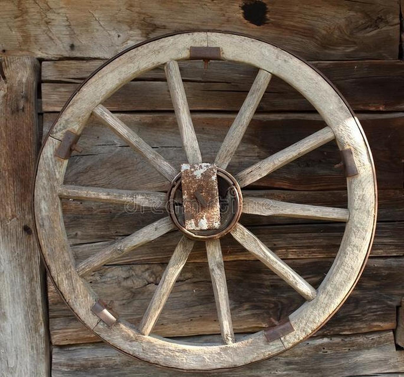 兖州区新兖楚洼村老式木头车轮:羡慕乡野优雅幸福快乐地生活