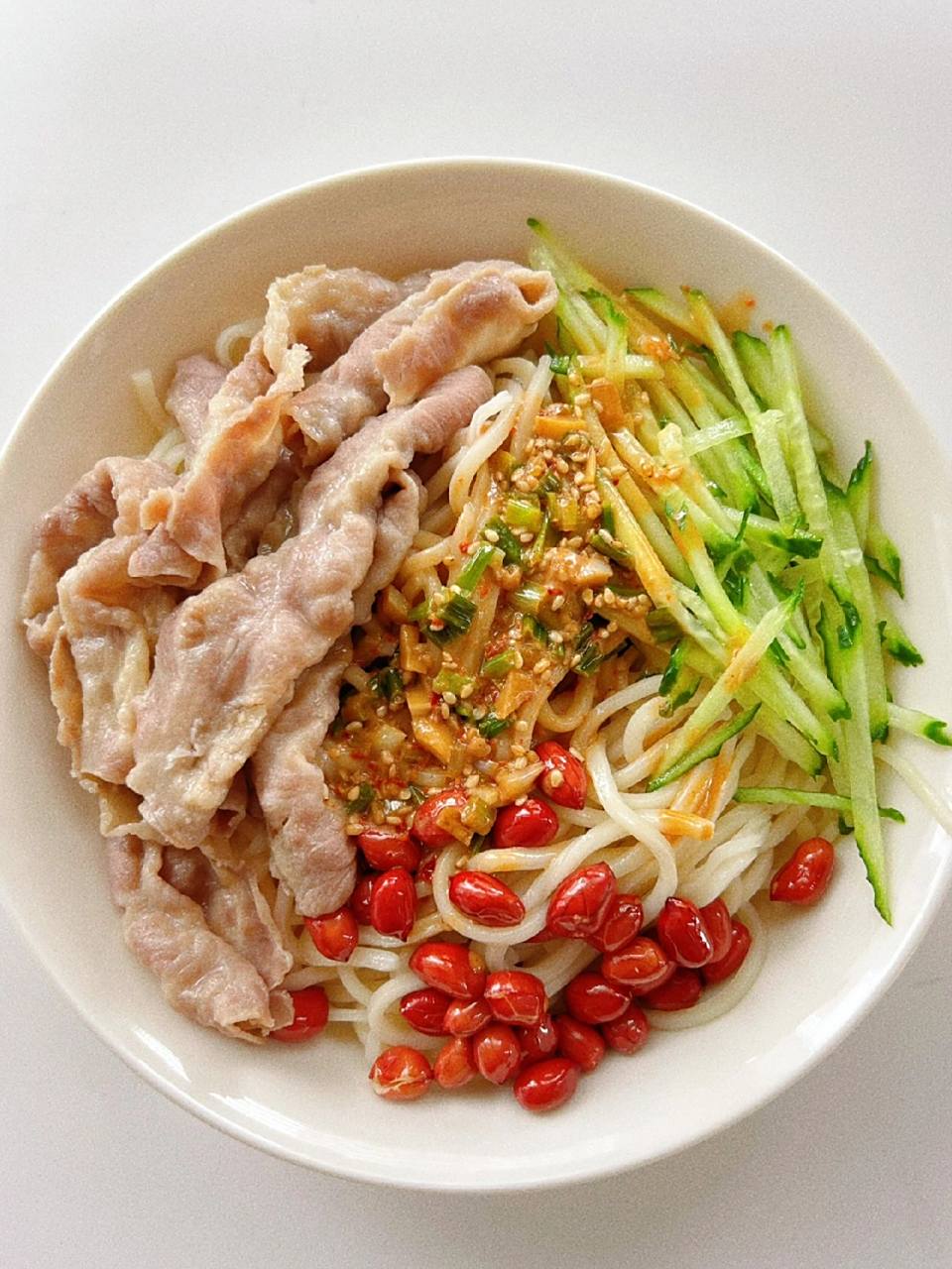 麻酱肥牛拌面,面条包裹浓郁麻酱,太太香了 五分钟搞定一碗面,这肥牛