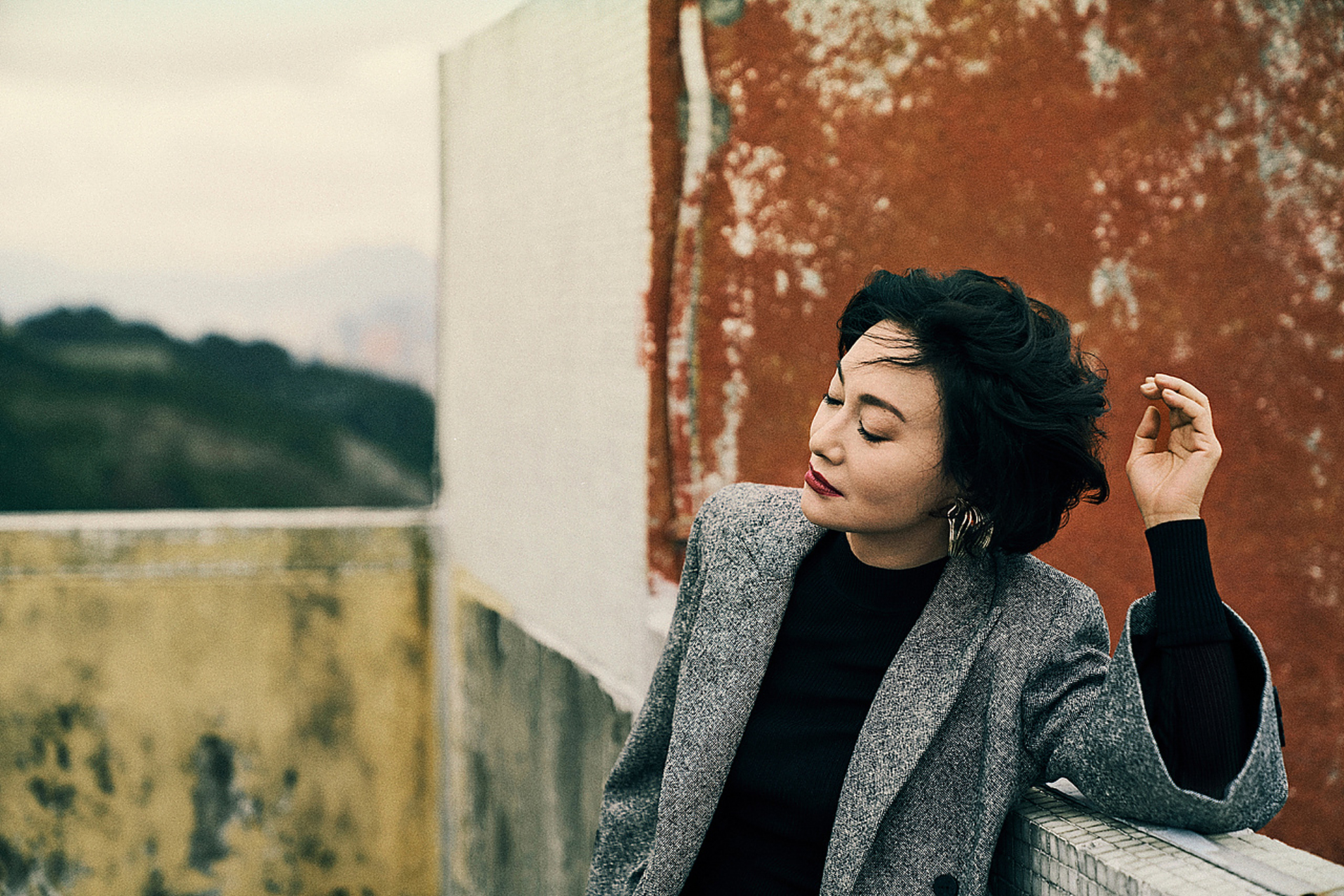 有这样一个明星说:"我这辈子的最痛,就是没有童年.