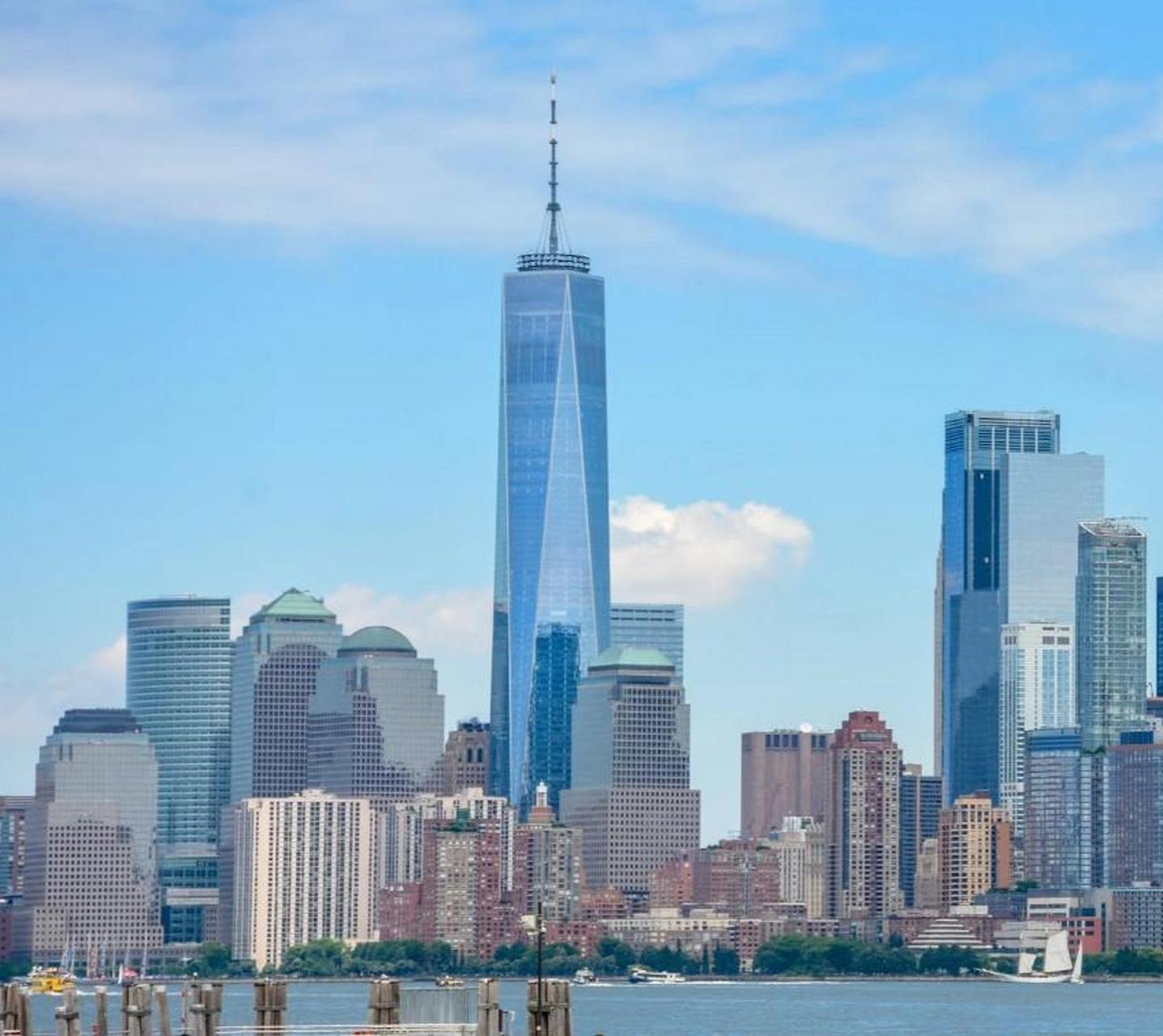 2001年,纽约"世贸双子塔"被毁的头一天所拍,建于1973年,110层,高411.