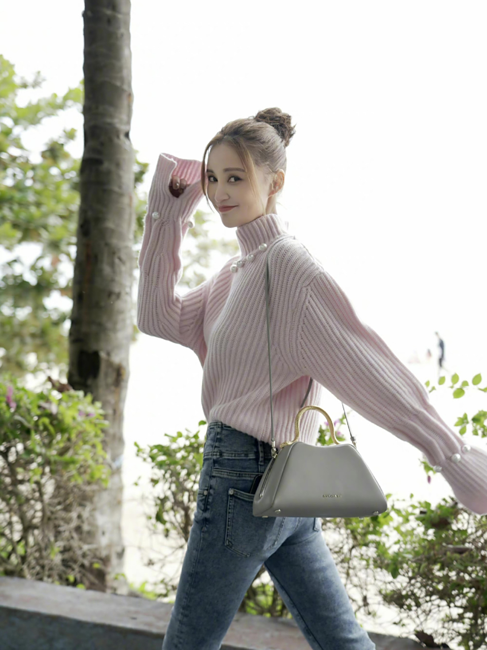 张歆艺私服穿搭 粉色毛衣既保暖又显小 明星私服