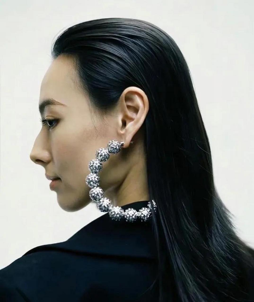 梁洛施面相是富贵之相,身材气质服饰都大气漂亮!