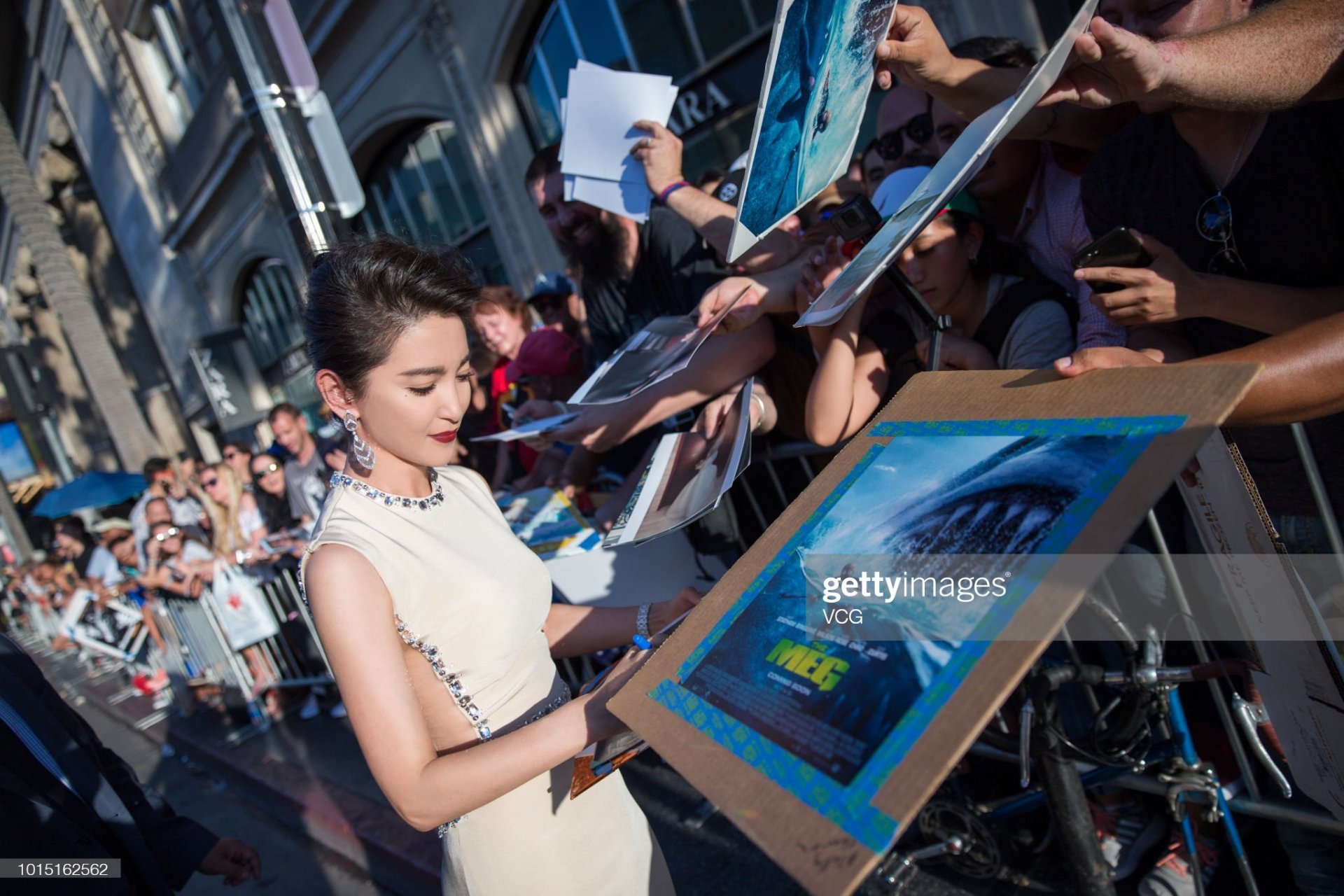 李冰冰穿georges hobeika 2018秋冬高级定制亮相红毯,莲花闪耀好莱坞