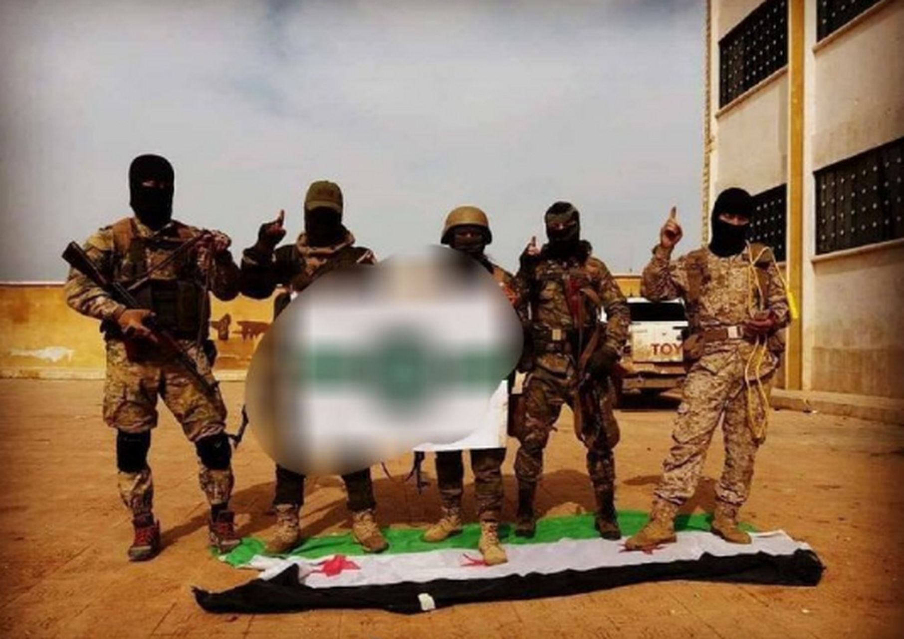 笑死,今天朱拉尼演讲时身旁摆着"叙利亚自由军"的三星旗,不久前他的