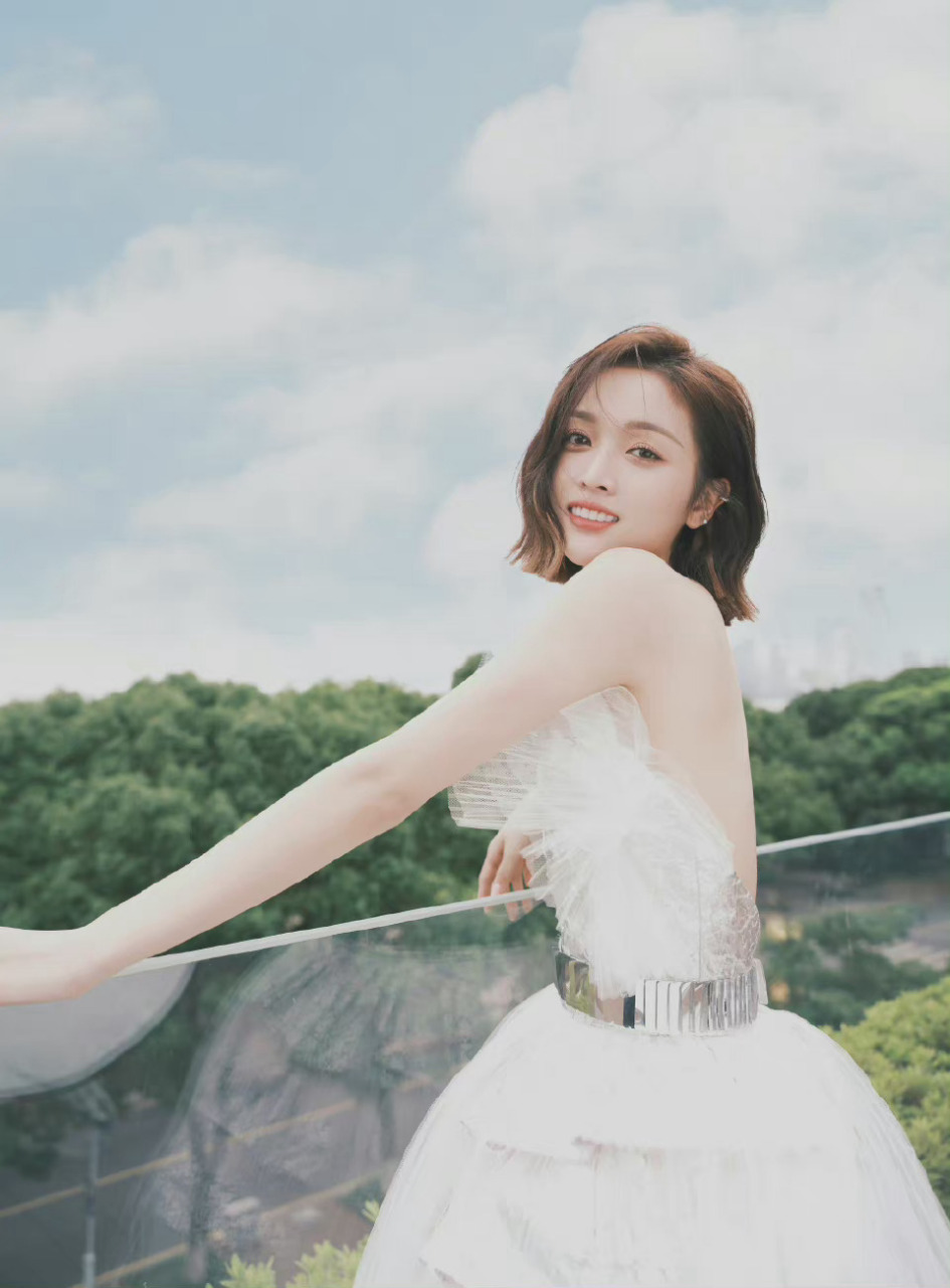 吴宣仪全新氛围感写真:齐肩微卷短发,搭配一身白色露背纱裙,展现优越