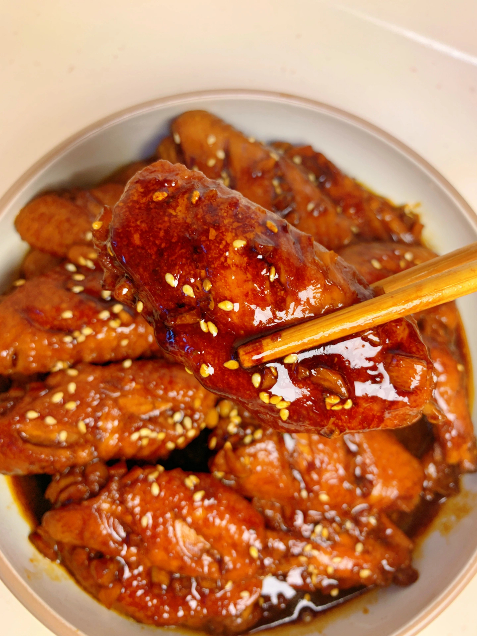 嗨,今天分享给你们秘制红烧鸡翅做法[给你小心心] 鲜嫩多汁,真的是