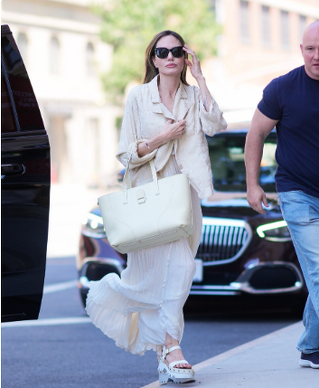 最新的安吉丽娜·朱莉街拍,她身穿米白色衬衫搭配百褶长裙,散发出亲切