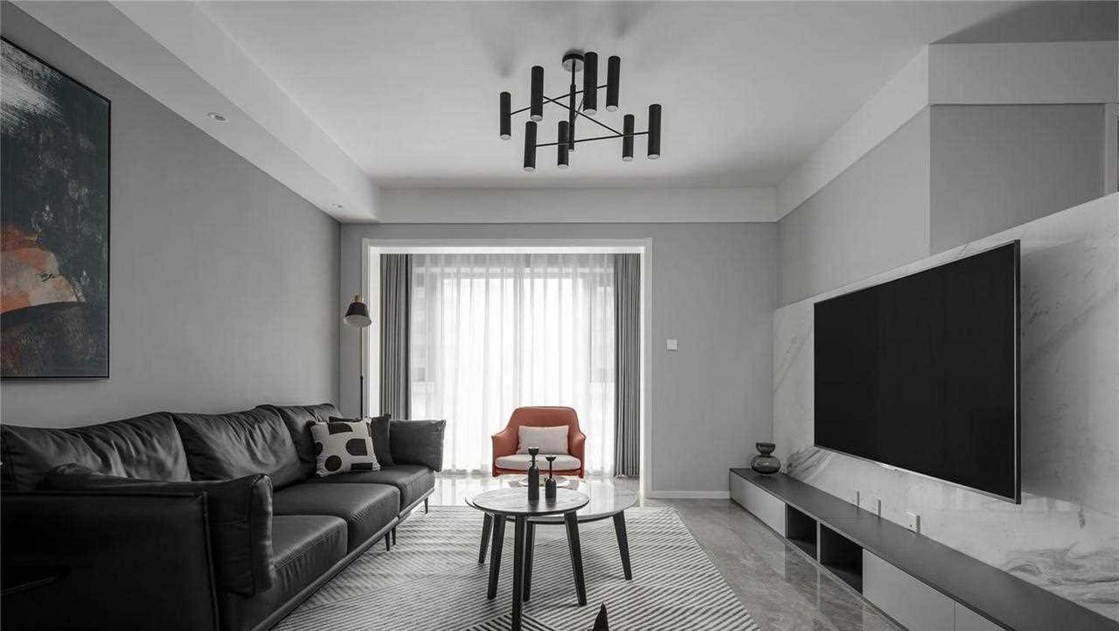 浅灰色与爵士白整体呈现出简洁明快的空间感,半墙造型电视墙巧妙地将