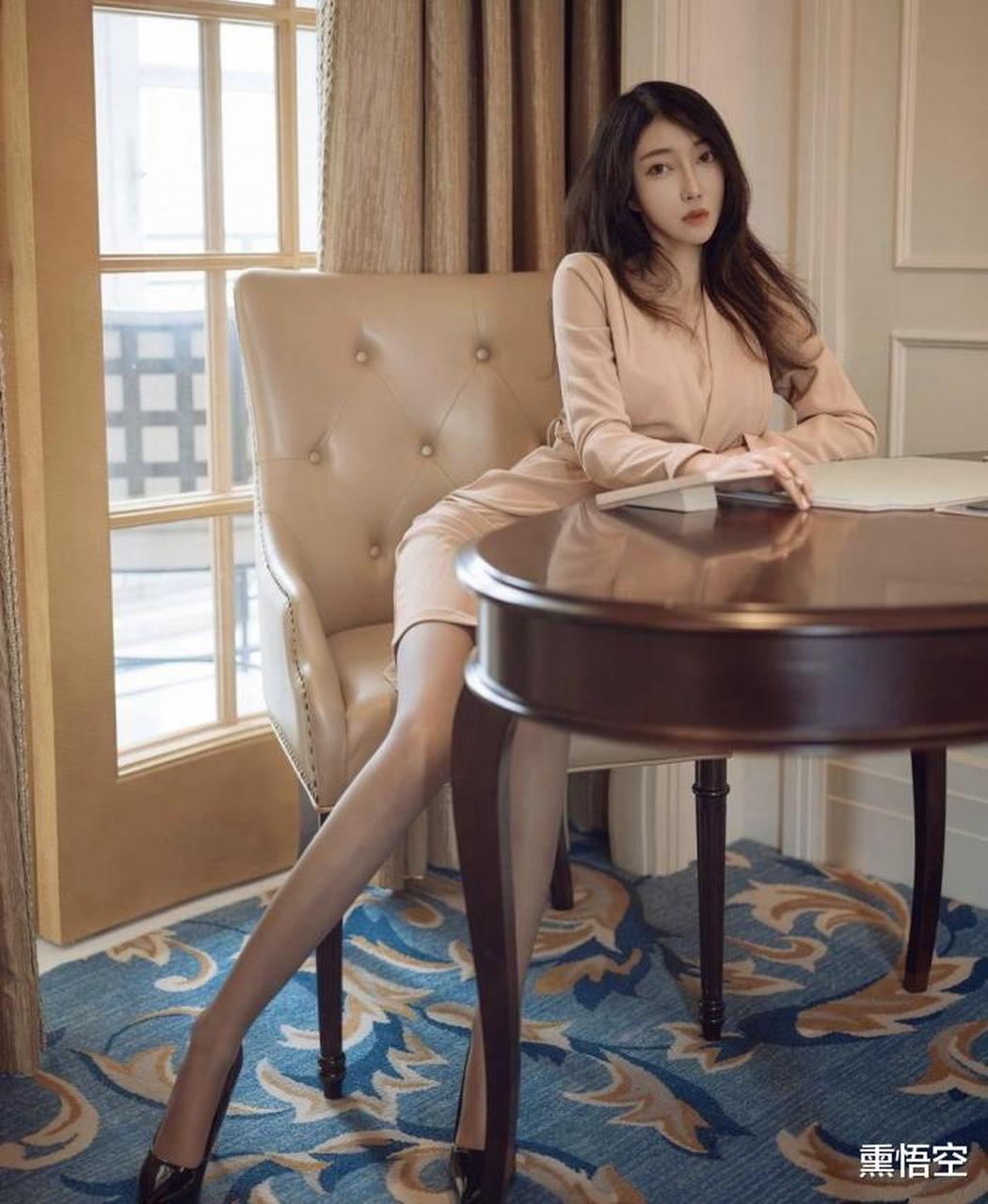 图集美女:咖啡色丝袜短裙美女,颜值超高身材亮眼