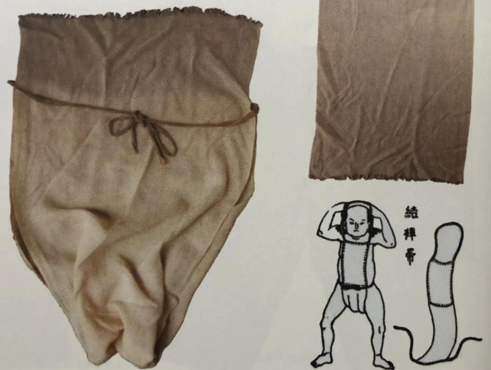 图中日军涉水时亮出"兜裆布"很是滑稽