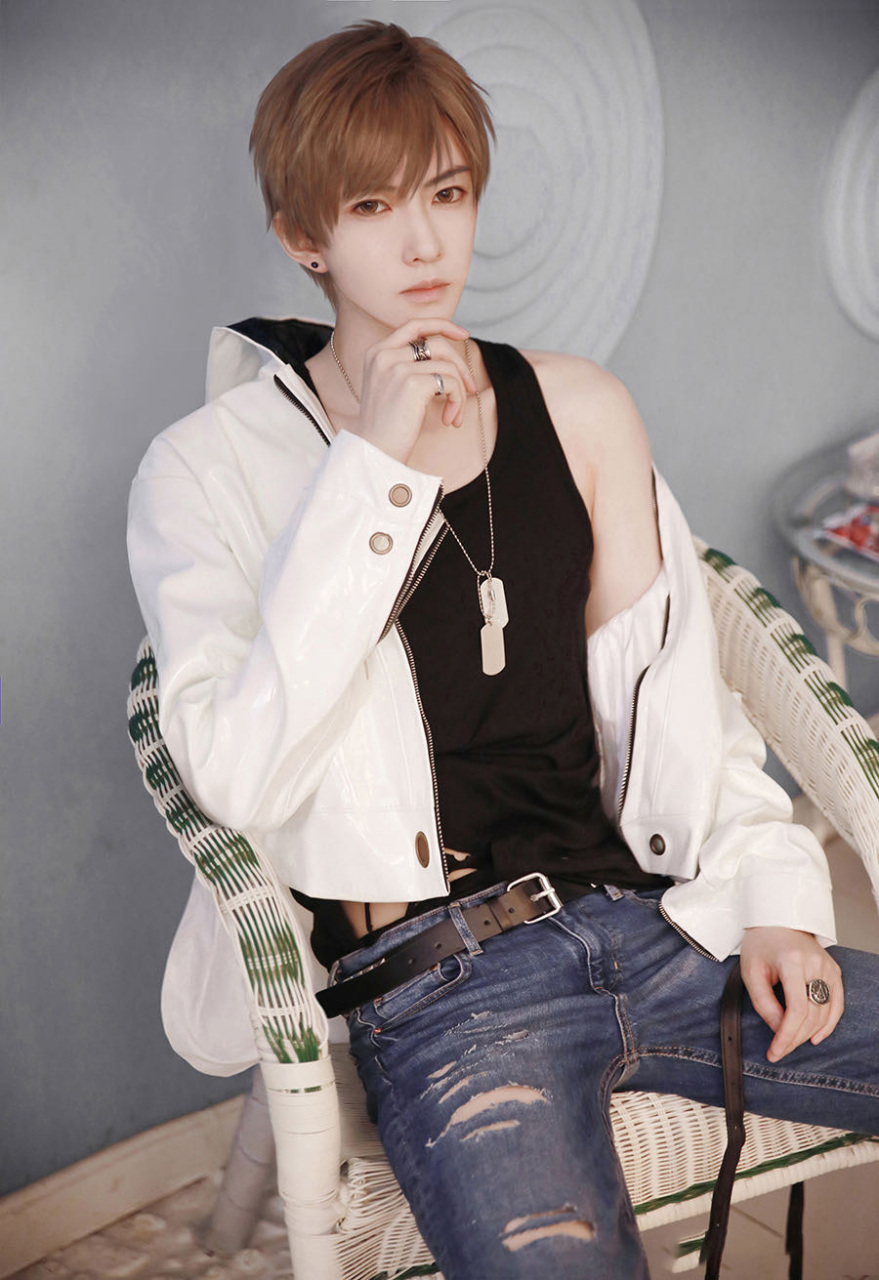 cosplay# #恋与制作人#  cos角色:白起 cn熊祁 这个白飞飞真的太辉