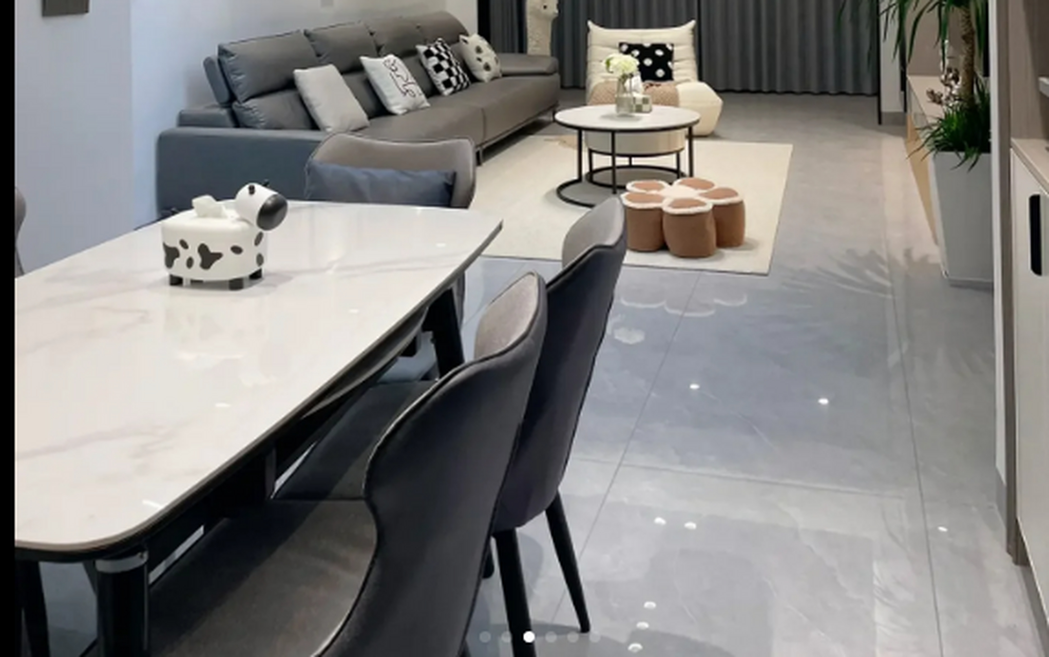 客厅背景墙浅灰色太空漫步 主卧背景墙奶咖 深灰沙发 米色地毯 白色