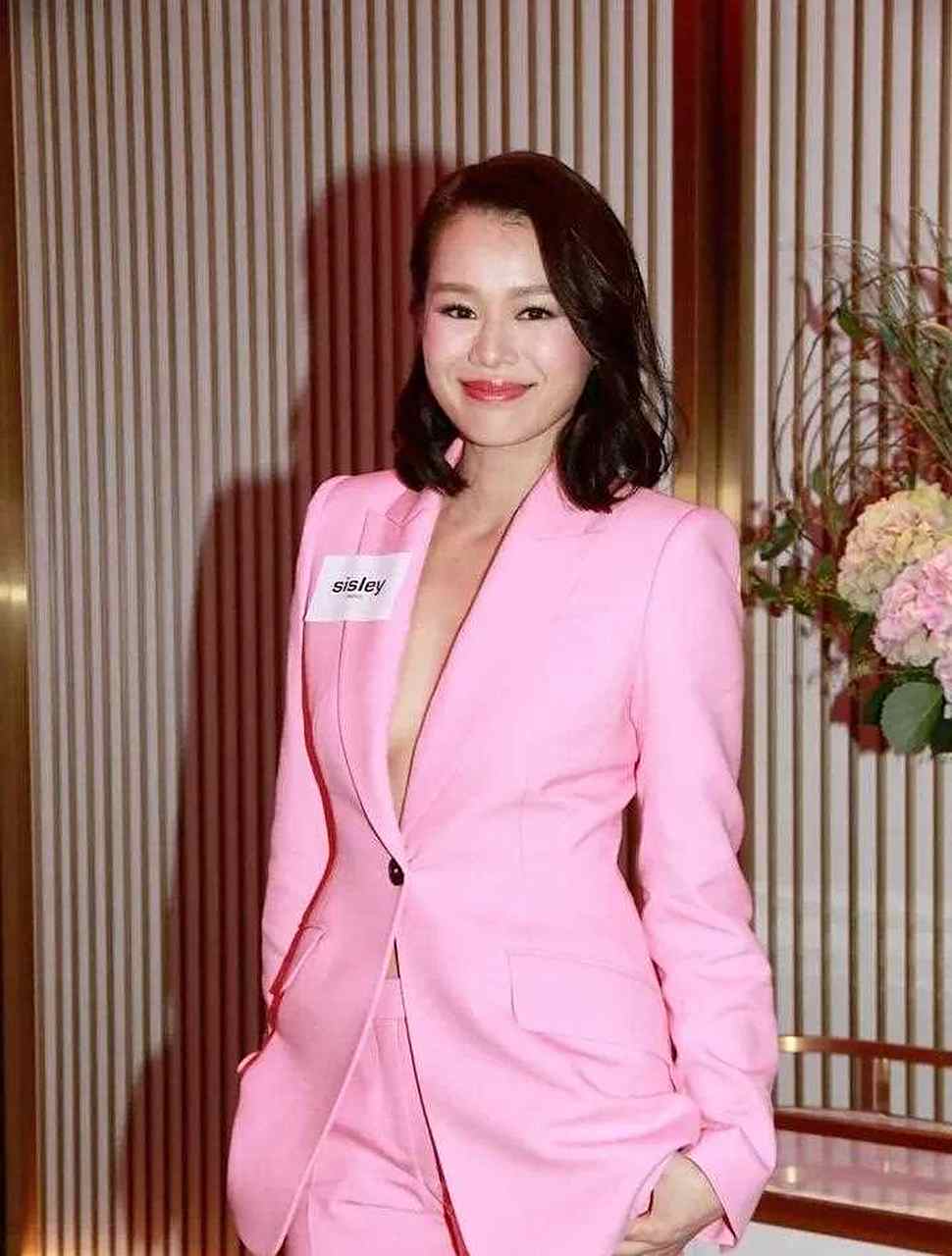 胡杏儿生3胎后尺度更大了!"真空"穿西装套装亮相,真不怕走光.