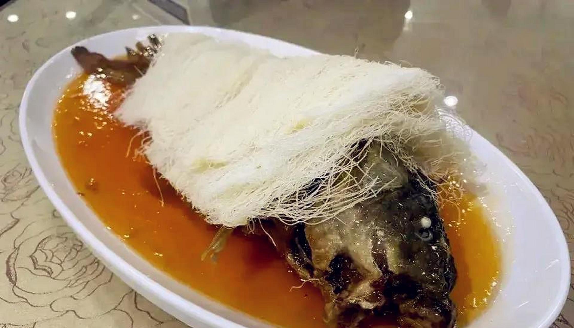 朋友做的晚饭,鲤鱼焙面,感觉有点不对劲