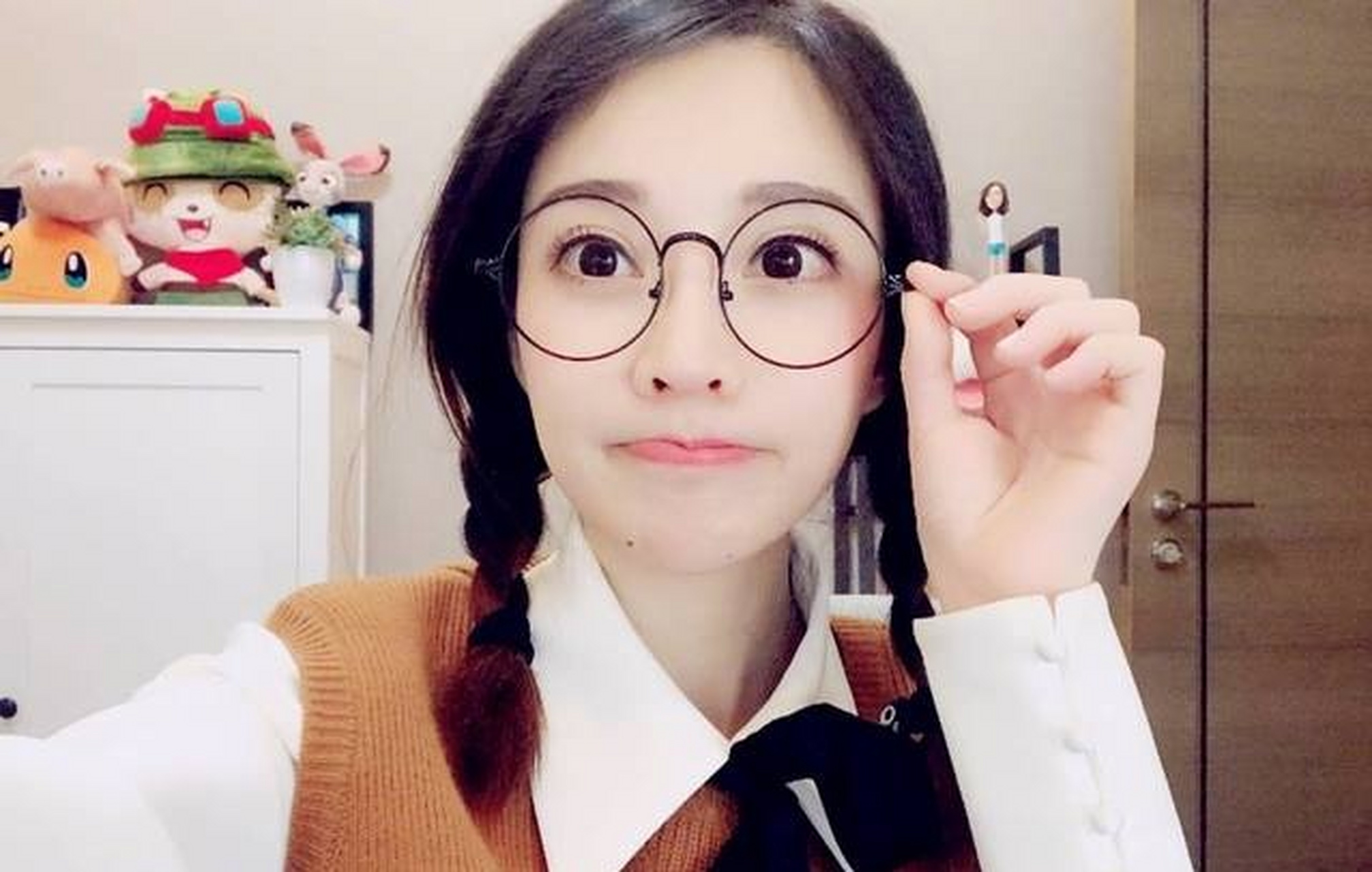 冯提莫早年是斗鱼的一个游戏主播,因为一次机缘巧合的机会,为网友们唱