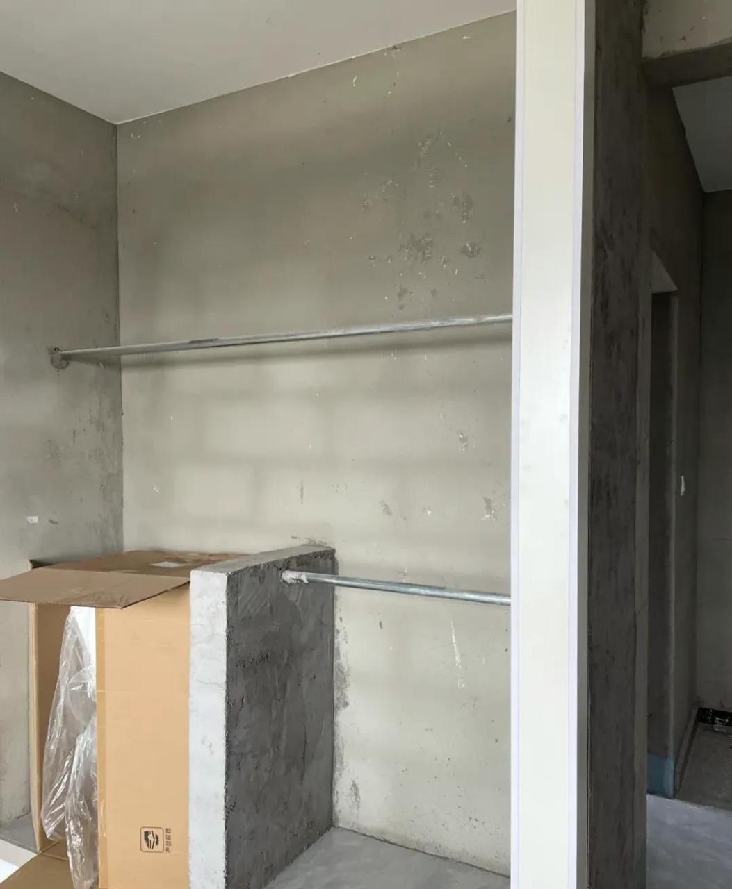 继金属衣柜之后,砖砌衣柜被吹爆了 几块搁板几根杆,加上一扇门 就是一