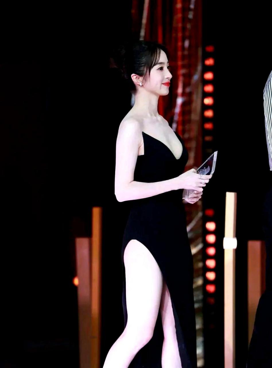 胡冰卿的裙子开叉太高了,甚至到了大腿根部,她不担心走光吗?