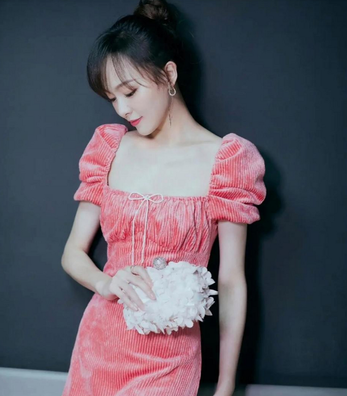 唐嫣一袭修身粉裙,搭配简约盘发,凸显好身材,满满的少女感!