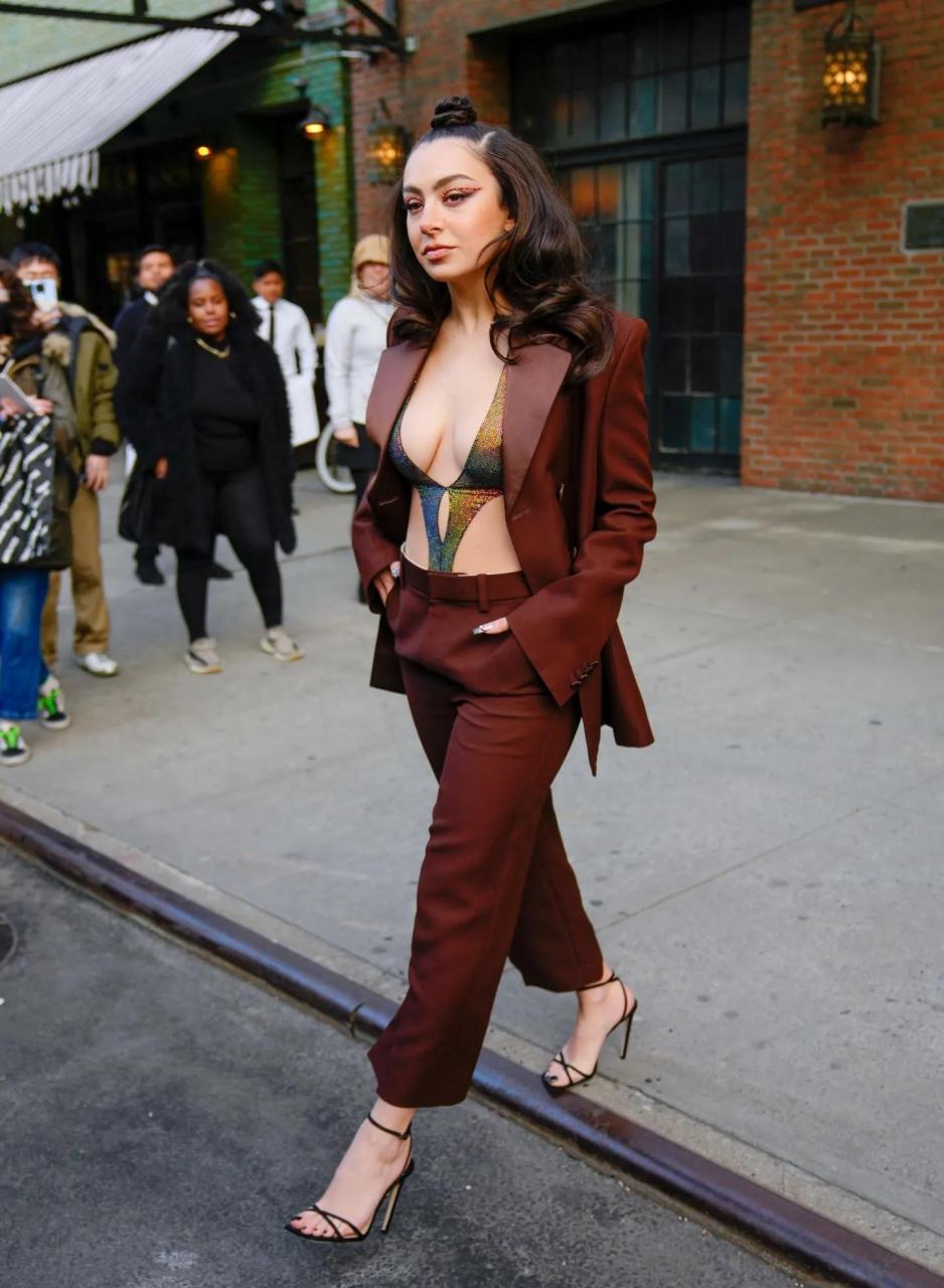 gif创作人# 英国90后性感女歌手 查莉xcx(charli xcx)出场真是捌