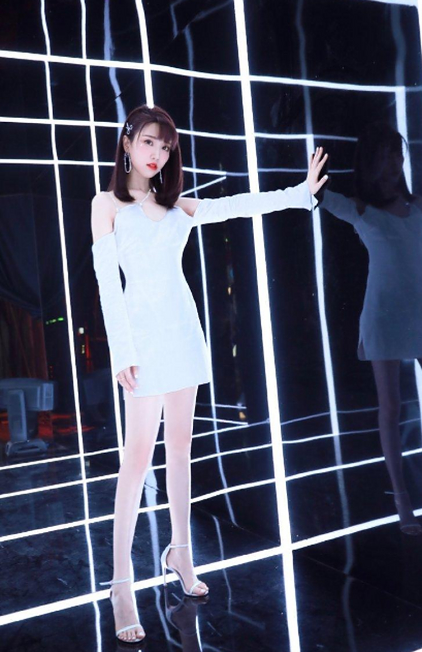 张纯烨身穿白色裙子,在灯光的作用下很显白,腿型非常好看.